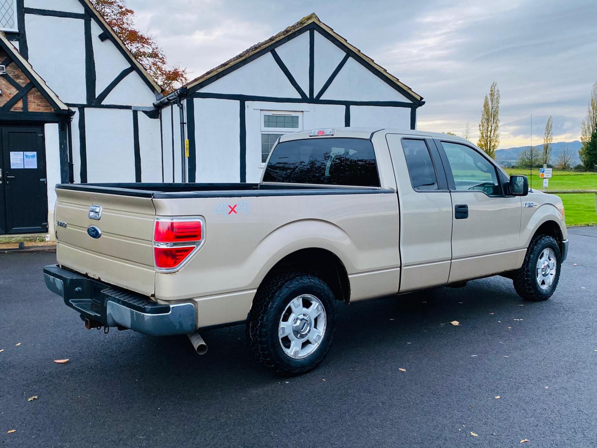 (RESERVE MET) Ford F-150 XLT 4.6L V8 Supercab - 2010 Year - 6 Seats - Fresh Imports - Image 8 of 39