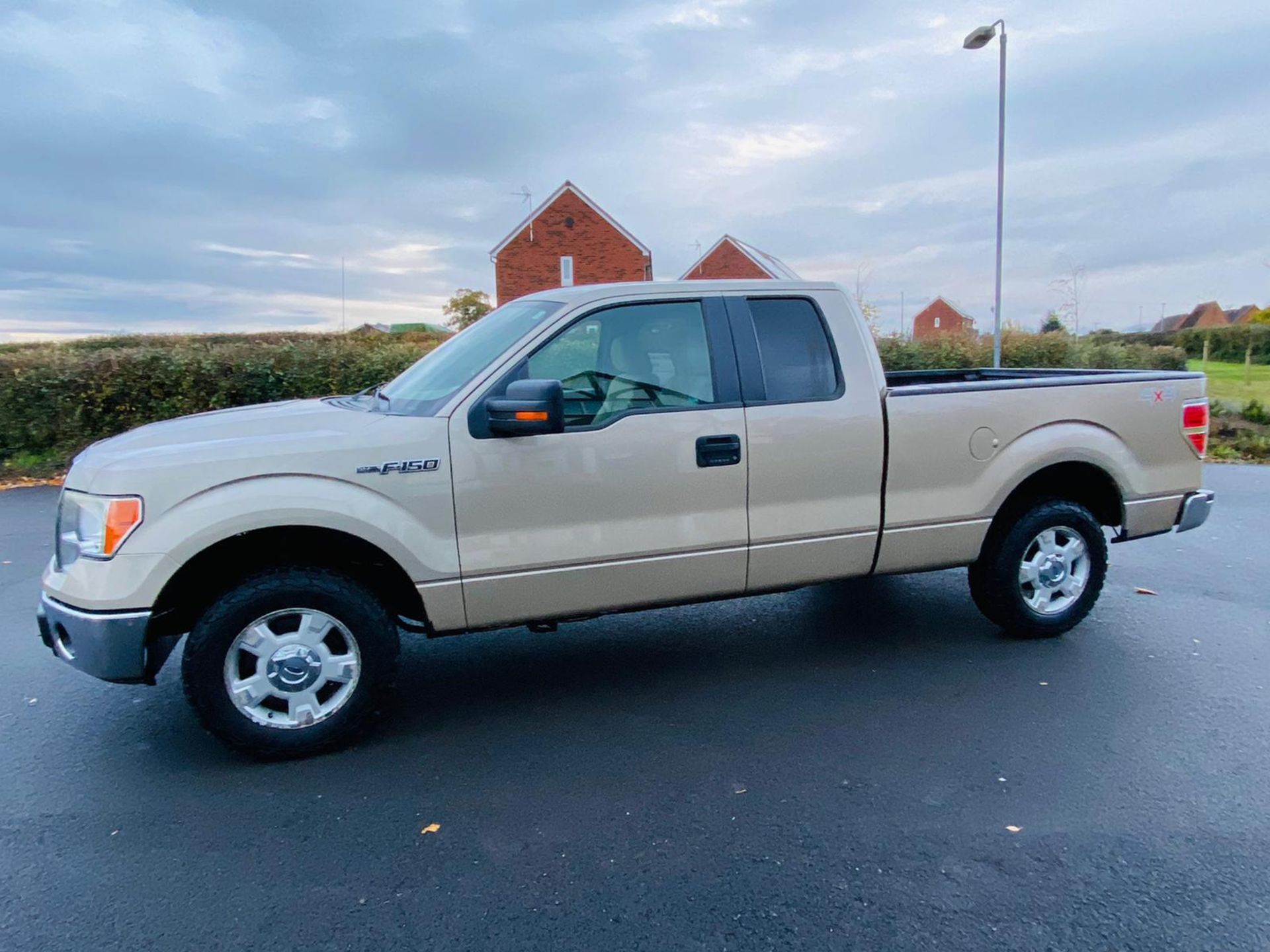 (RESERVE MET) Ford F-150 XLT 4.6L V8 Supercab - 2010 Year - 6 Seats - Fresh Imports - Image 2 of 39