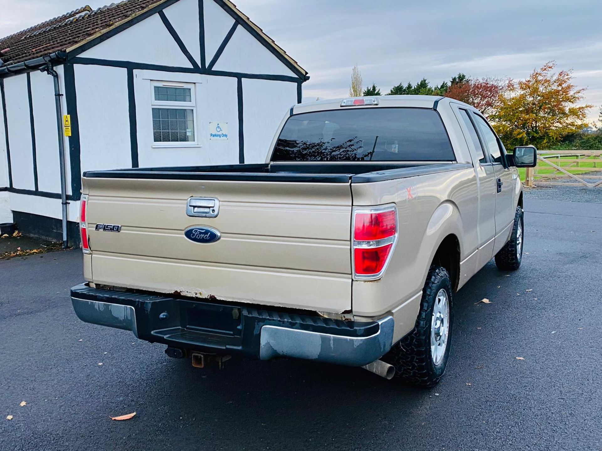 (RESERVE MET) Ford F-150 XLT 4.6L V8 Supercab - 2010 Year - 6 Seats - Fresh Imports - Image 4 of 39