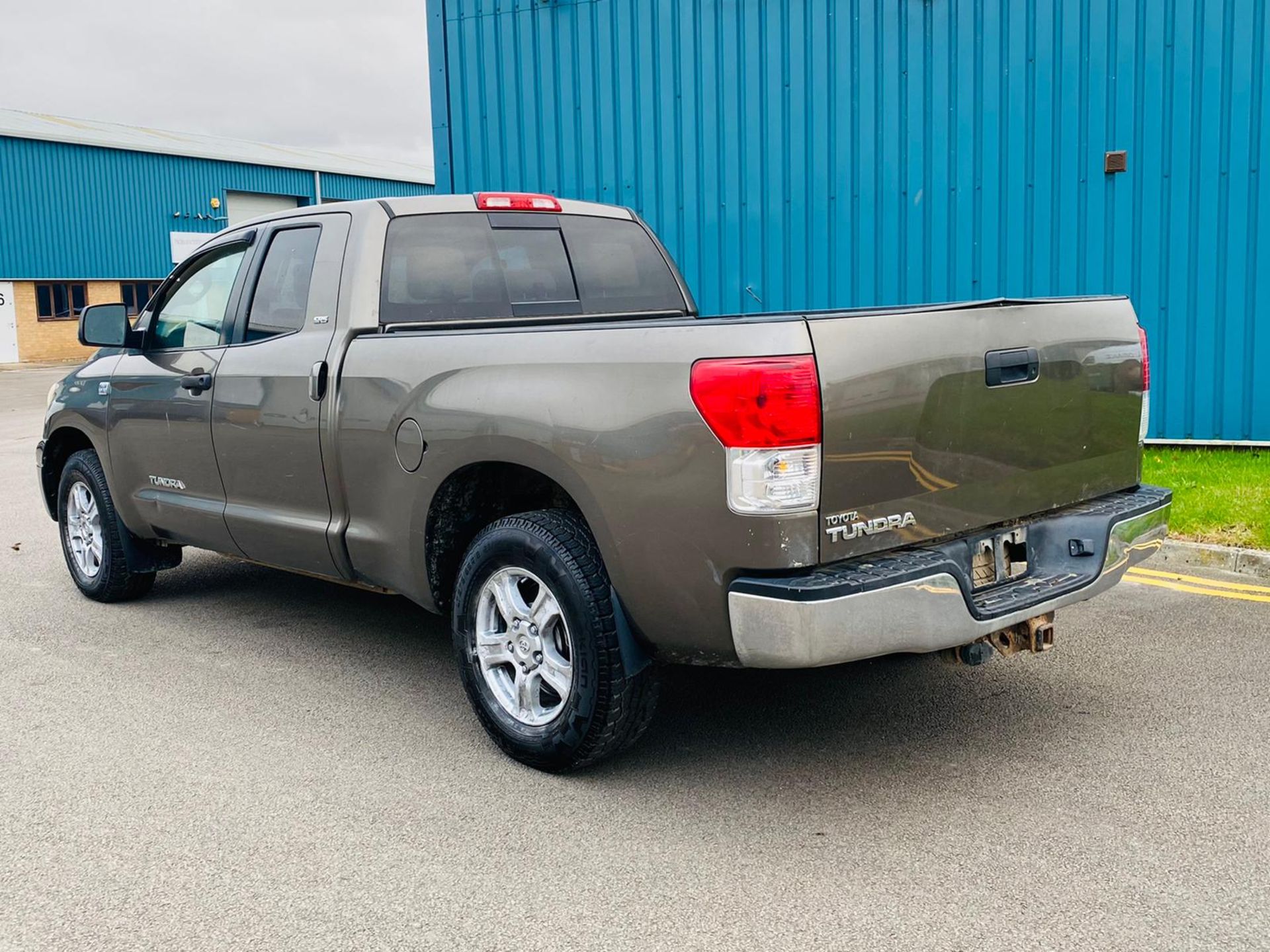 (RESERVE MET) TOYOTA TUNDRA 4.6 V8 SR5 SE DOUBLE-CAB - 2010 YEAR - AIR CON -FRESH IMPORT - - Image 7 of 24