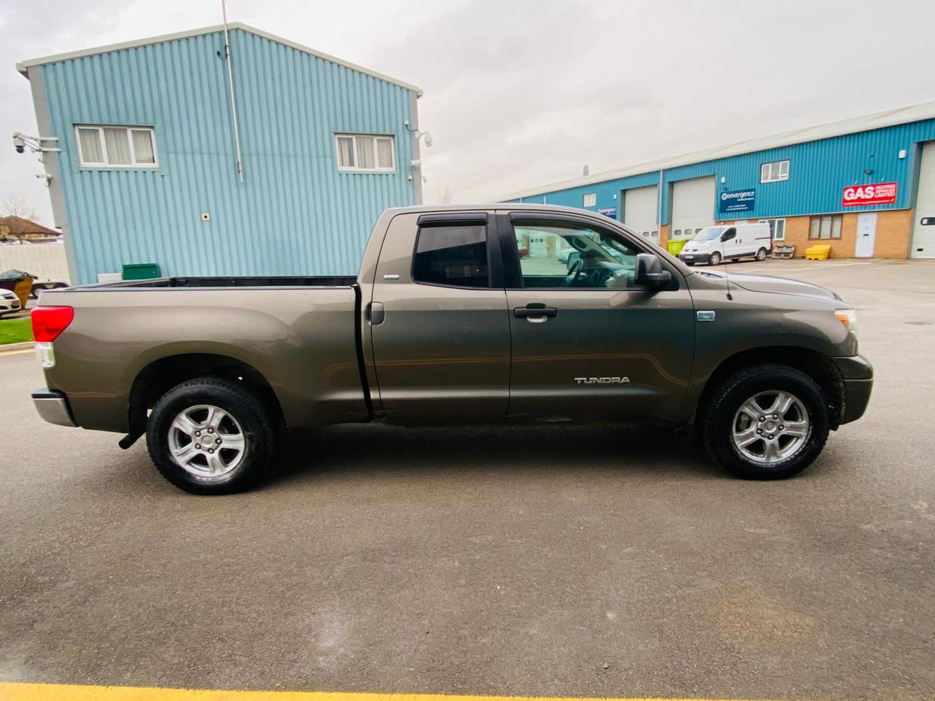 (RESERVE MET) TOYOTA TUNDRA 4.6 V8 SR5 SE DOUBLE-CAB - 2010 YEAR - AIR CON -FRESH IMPORT - - Image 9 of 24
