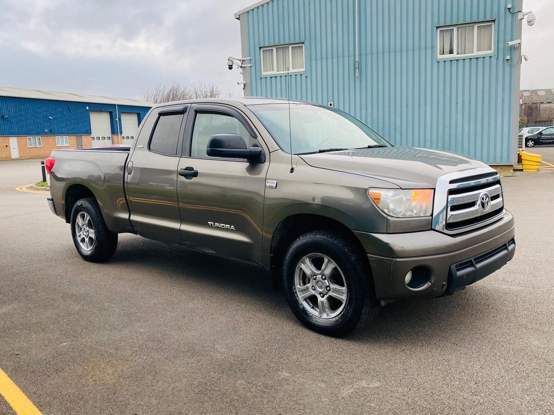 (RESERVE MET) TOYOTA TUNDRA 4.6 V8 SR5 SE DOUBLE-CAB - 2010 YEAR - AIR CON -FRESH IMPORT - - Image 2 of 24