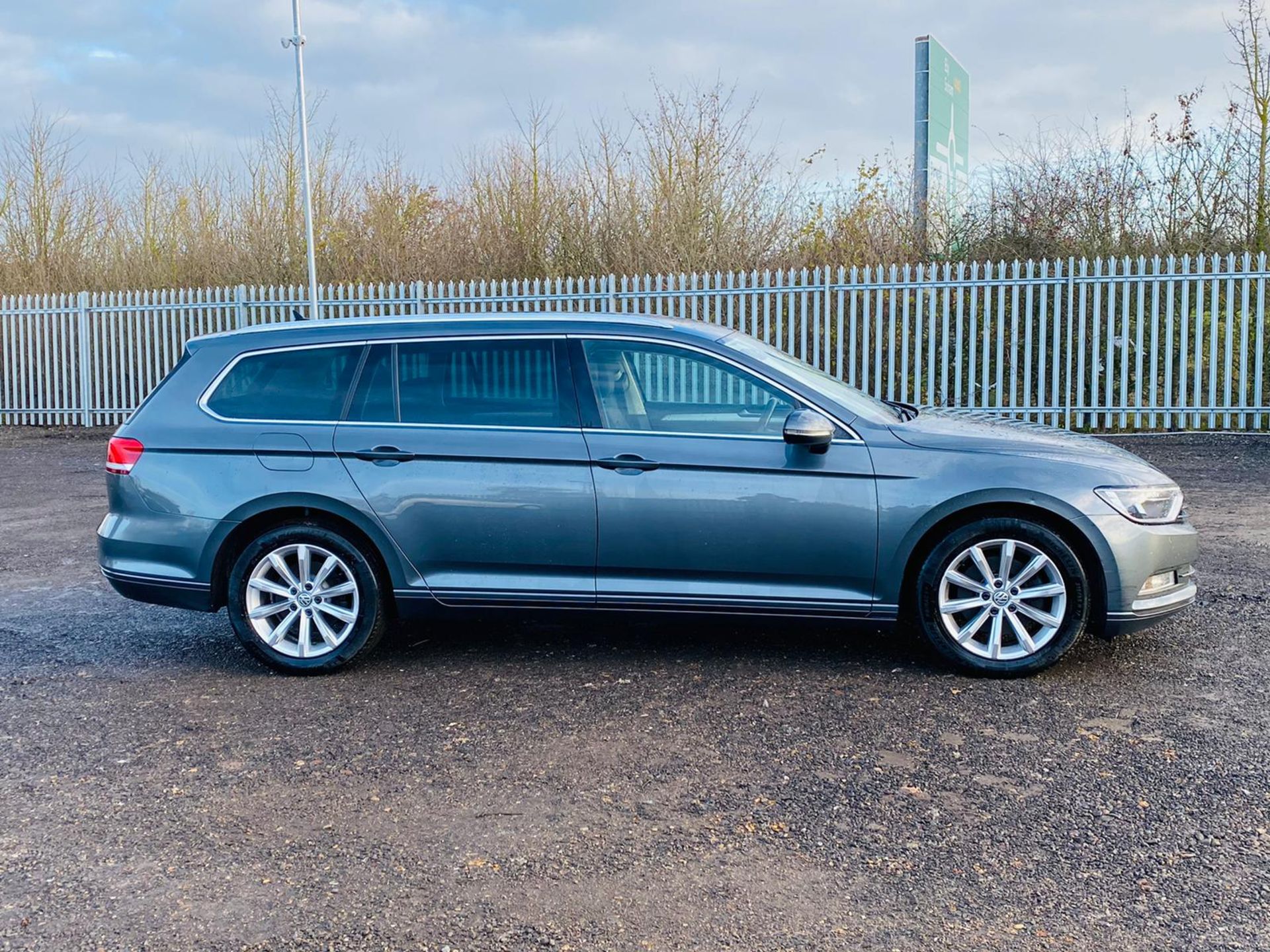 (RESERVE MET) Volkswagen Passat Estate 2.0 TDI SE BlueMotion Business 2017 Model - Sat Nav - - Image 4 of 42