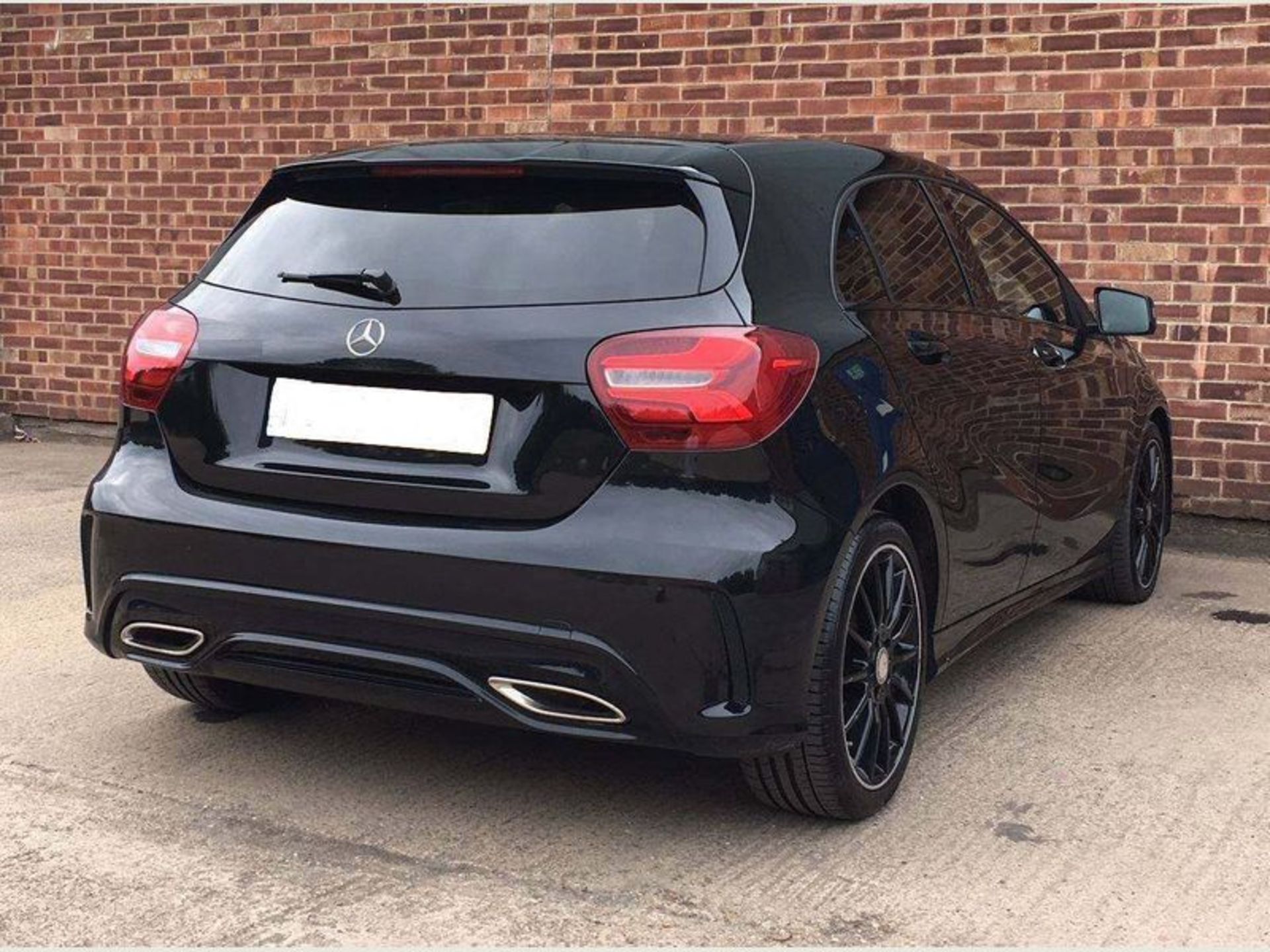 (RESERVE MET) Mercedes A180d AMG Line Auto - 2017 Reg - Reversing Cam - Sat Nav - Parking Sensors - Image 2 of 4