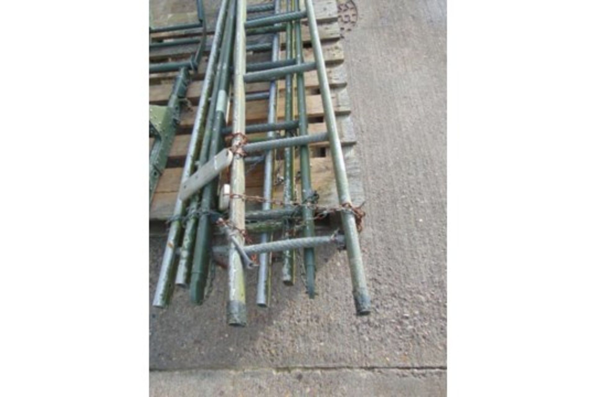 4 Section Military Aluminium Scaling/Assault Ladder with Ridge Hook and Roller Attachments - Image 4 of 4