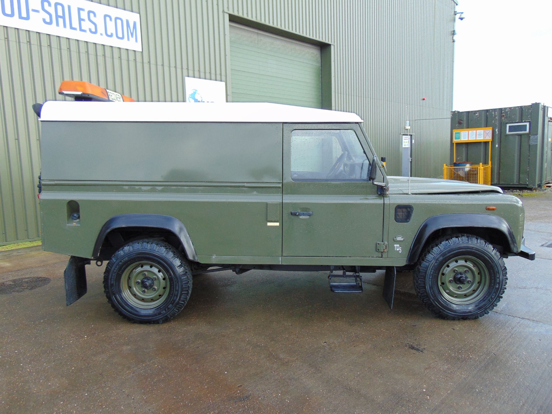 Land Rover Defender 110 TD5 Workshop Vehicle ONLY 64,373 MILES!!! - Image 5 of 26