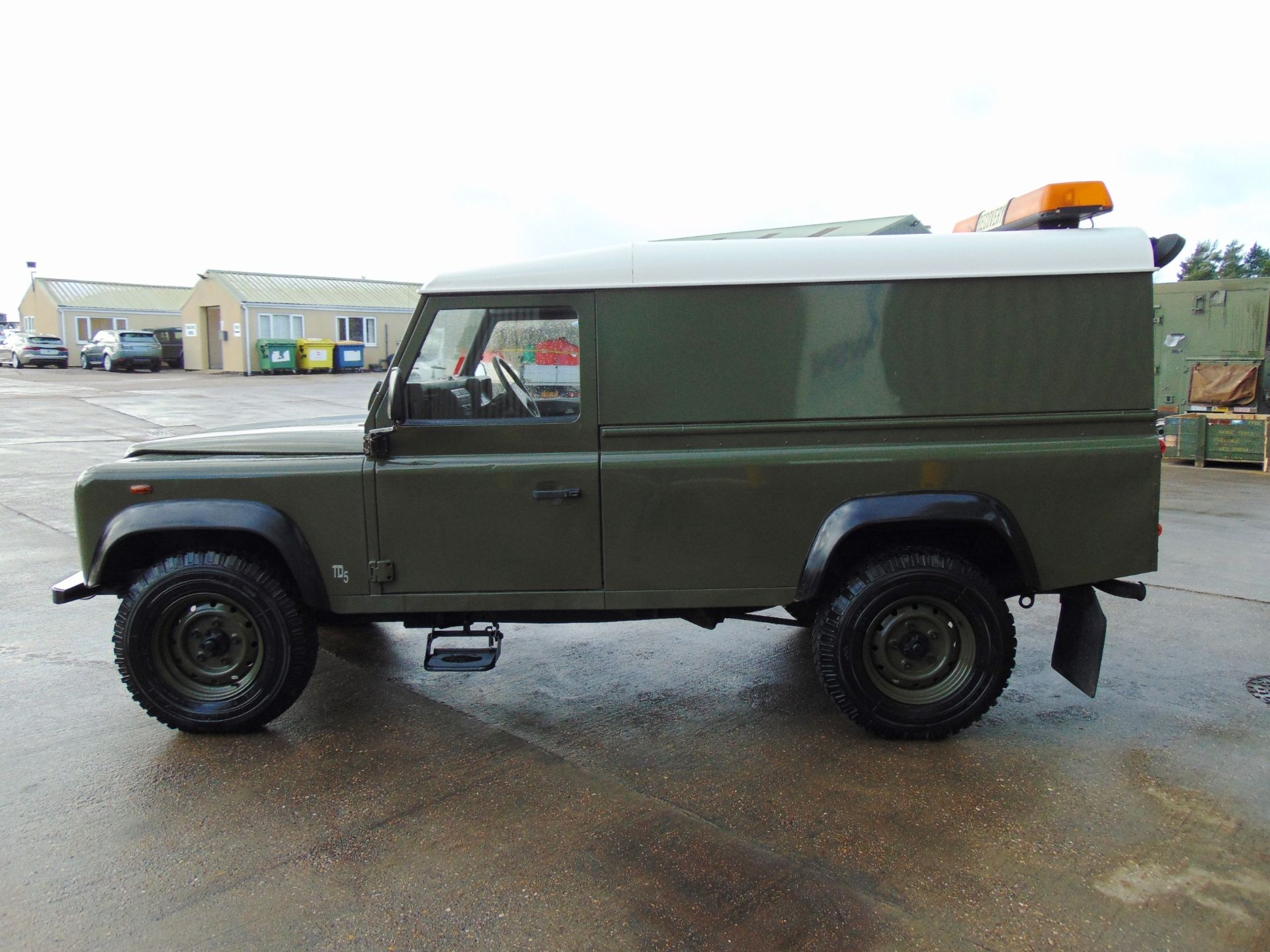 Land Rover Defender 110 TD5 Workshop Vehicle ONLY 64,373 MILES!!! - Image 4 of 26