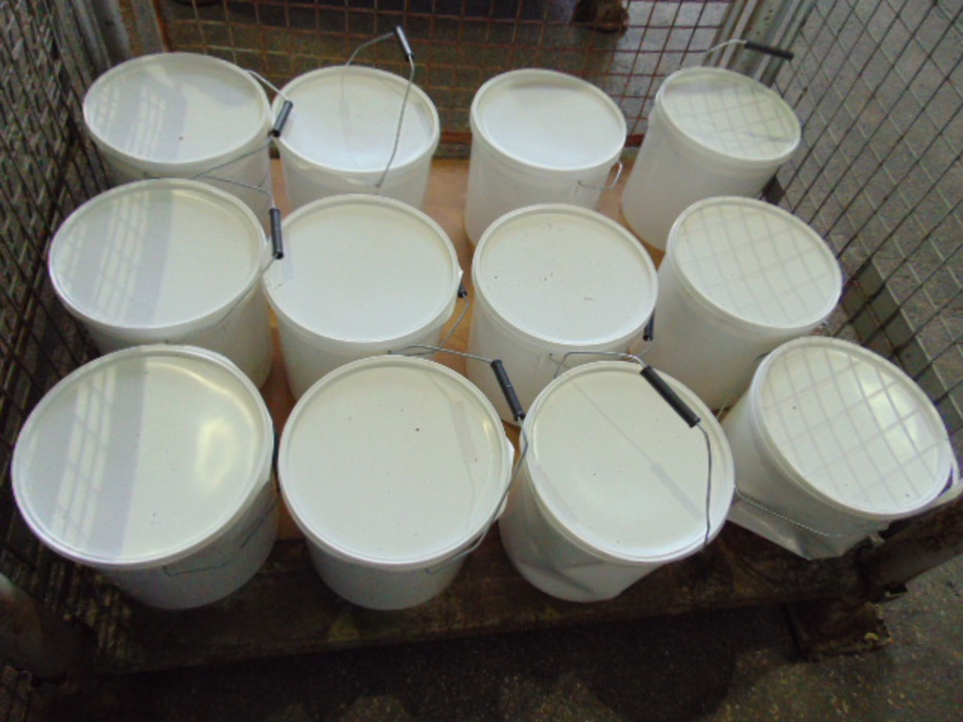 Qty 12 x 10 Ltr Sealfas 30-36 White direct from reserve stores