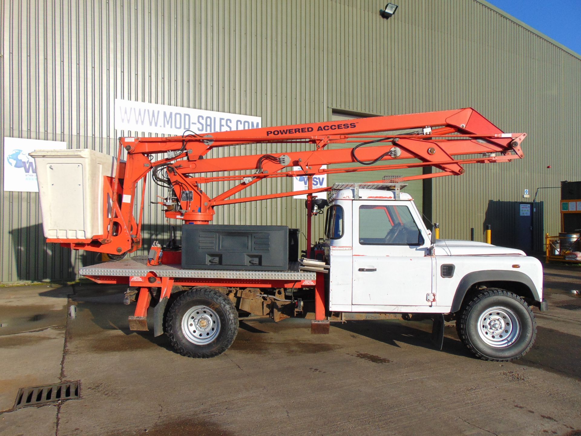 Land Rover Defender 130 TD5 Access Lift fitted with Gardner Denver VM145 Hydraulic platform - Image 7 of 28