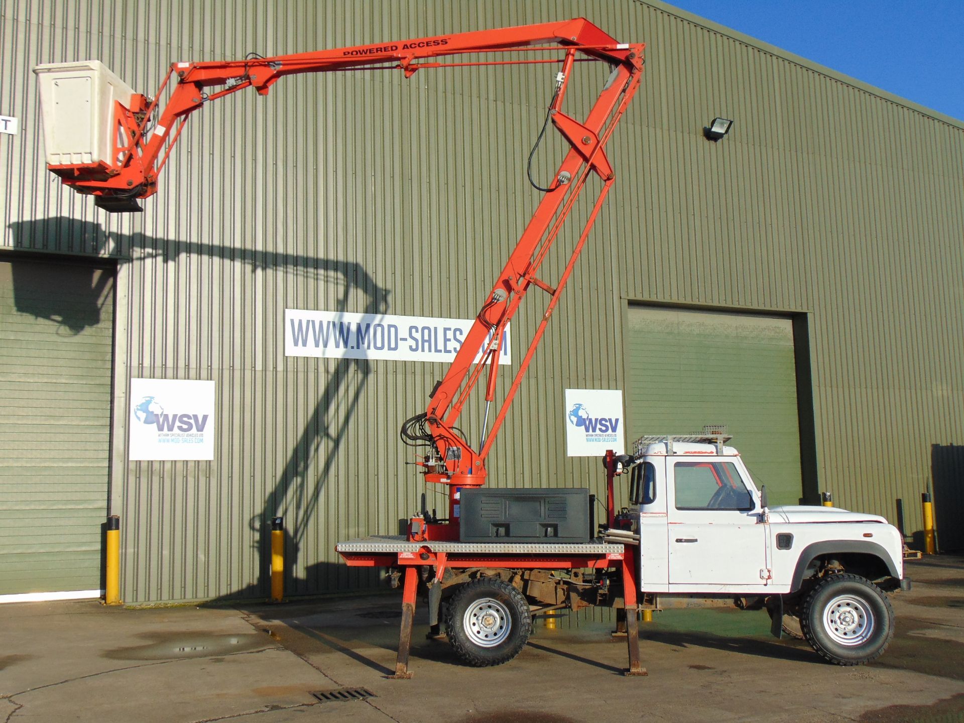 Land Rover Defender 130 TD5 Access Lift fitted with Gardner Denver VM145 Hydraulic platform