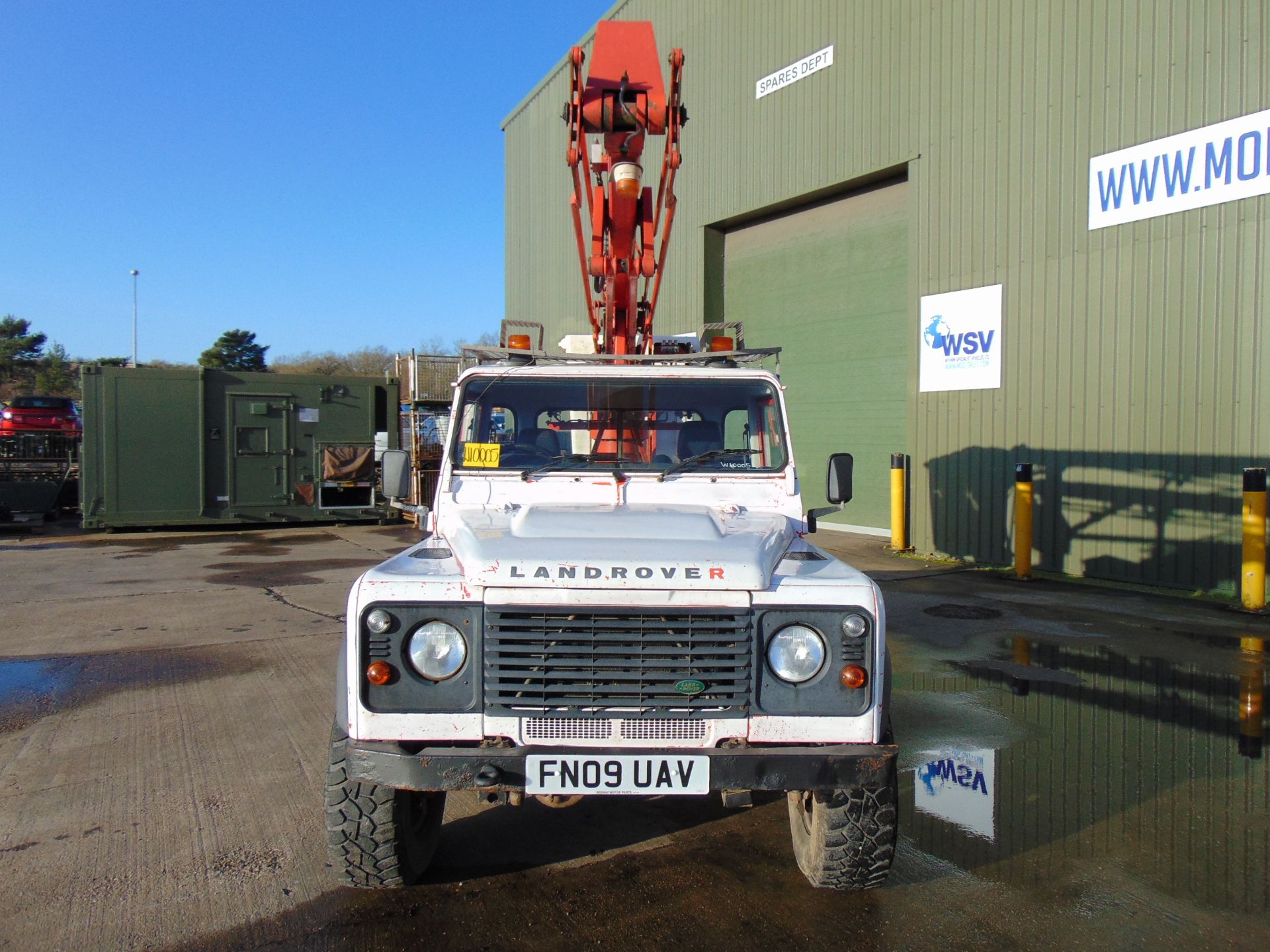 Land Rover Defender 130 TD5 Access Lift fitted with Gardner Denver VM145 Hydraulic platform - Image 4 of 28