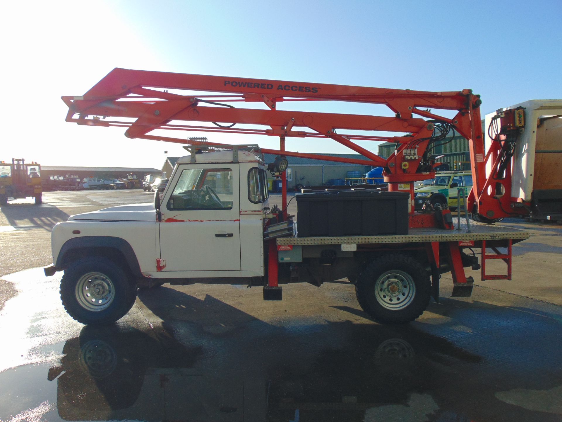 Land Rover Defender 130 TD5 Access Lift fitted with Gardner Denver VM145 Hydraulic platform - Image 6 of 28