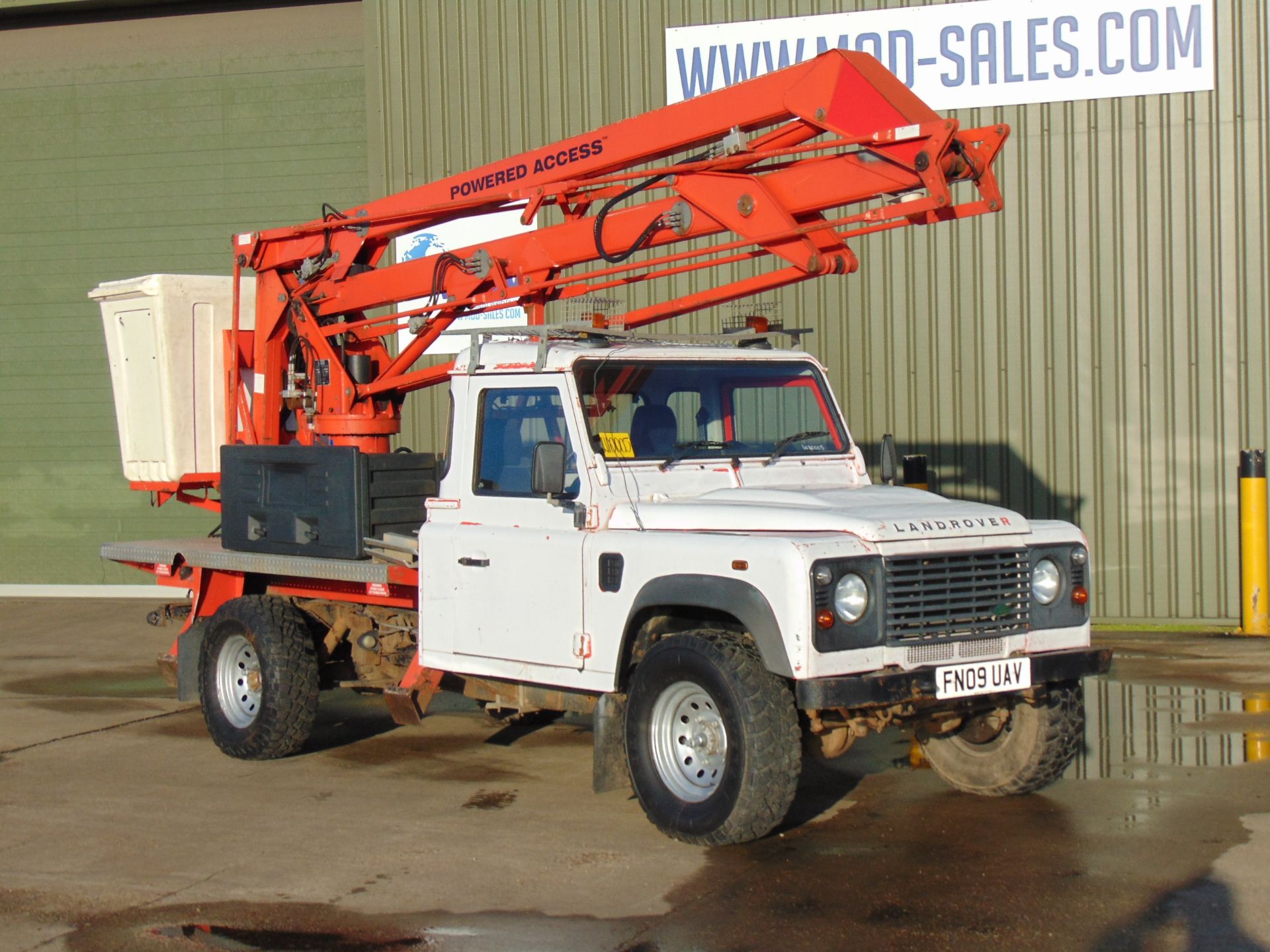 Land Rover Defender 130 TD5 Access Lift fitted with Gardner Denver VM145 Hydraulic platform - Image 3 of 28