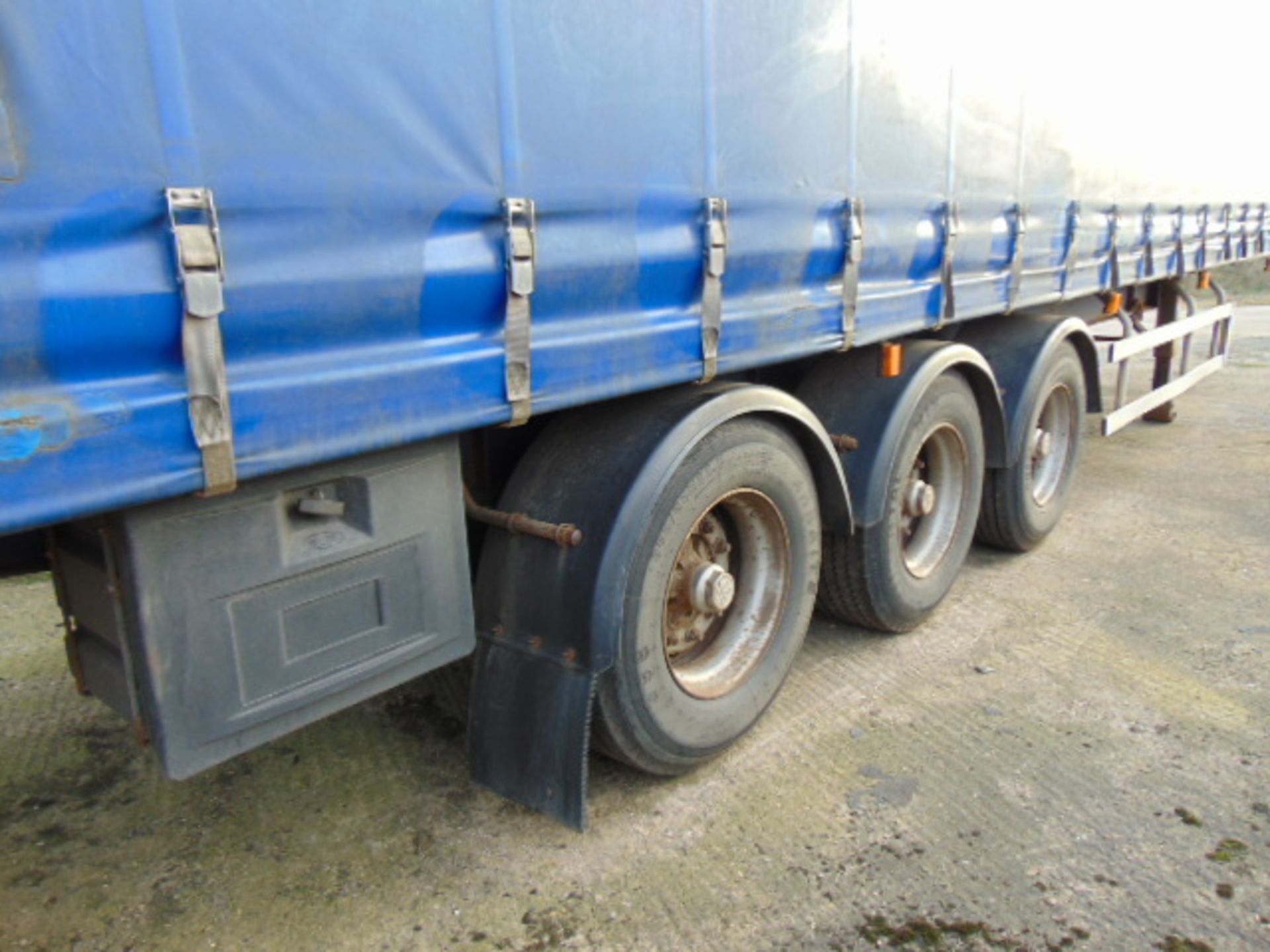 You are bidding on Direct from a UK Government Contract a Utility International ZT3FLS 44ft Tri Axle - Image 9 of 14