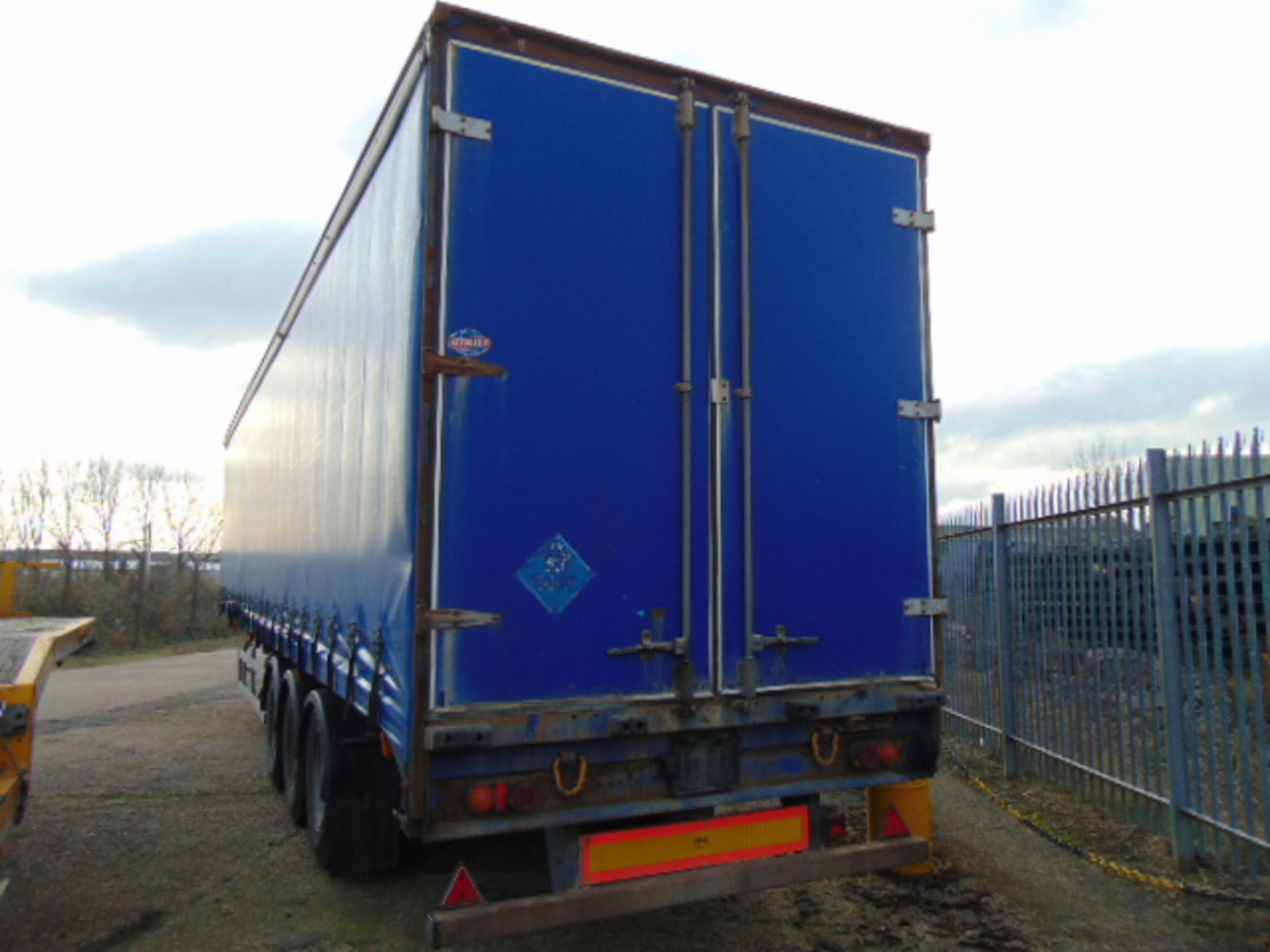 You are bidding on Direct from a UK Government Contract a Utility International ZT3FLS 44ft Tri Axle - Image 8 of 14