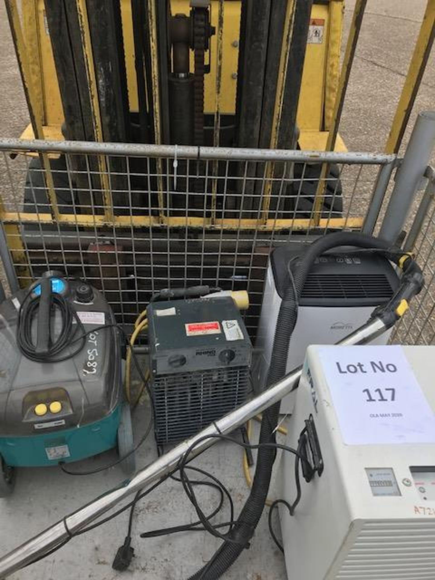 1 x pallet Dehumidifiers, Heater, Carpet Cleaner Etc - Image 2 of 5