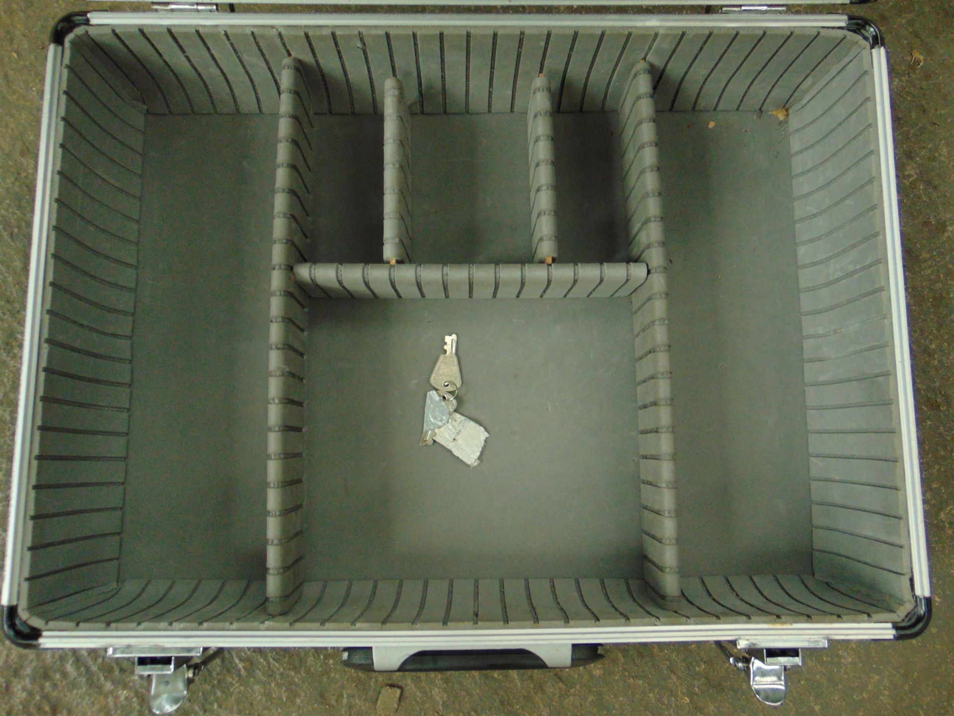 Lockable Transit/Tool case with keys etc - Image 4 of 4