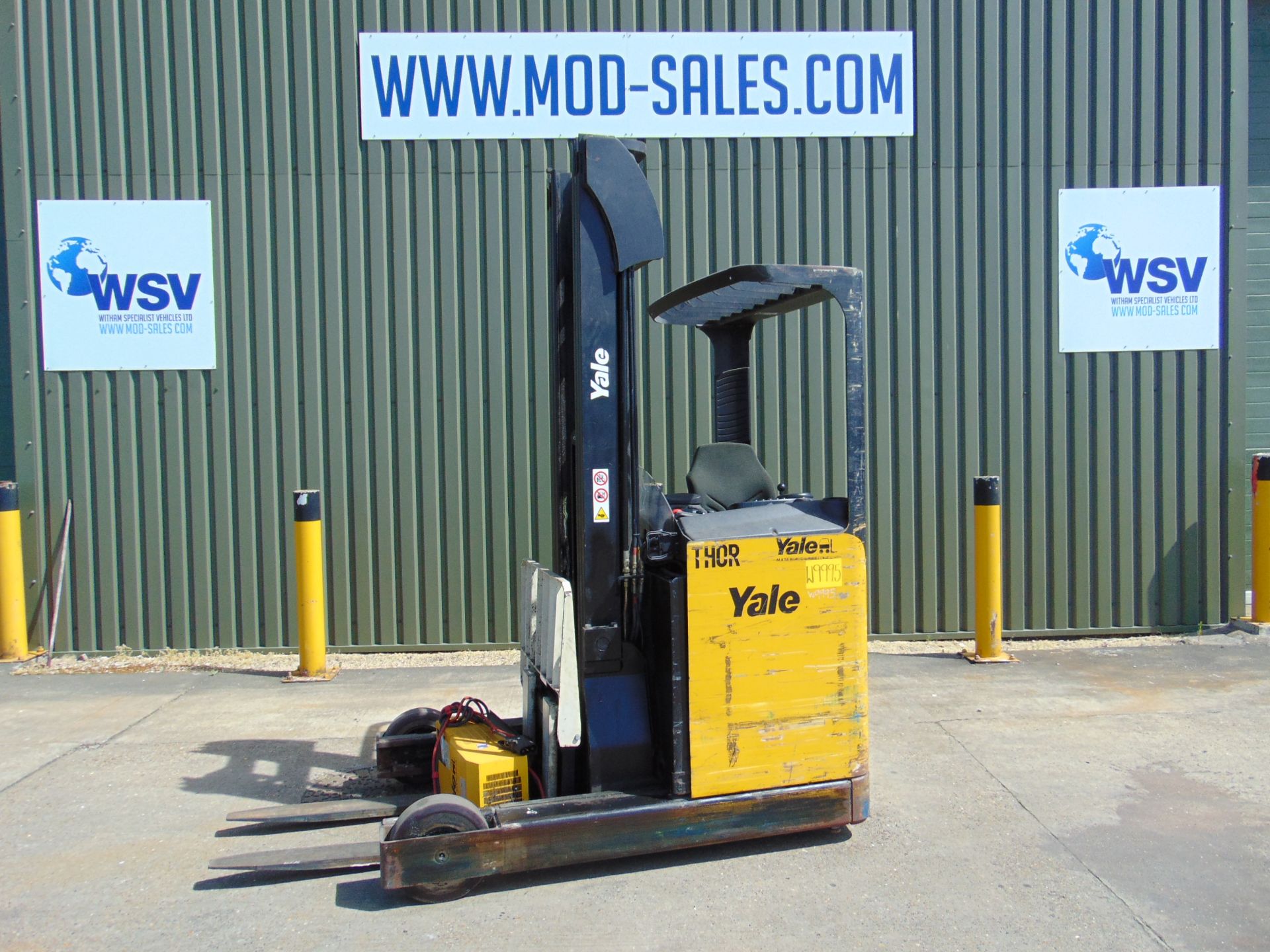 Yale MR16 Electric Reach Fork Lift Truck c/w Battery Charger ONLY 726 HOURS!