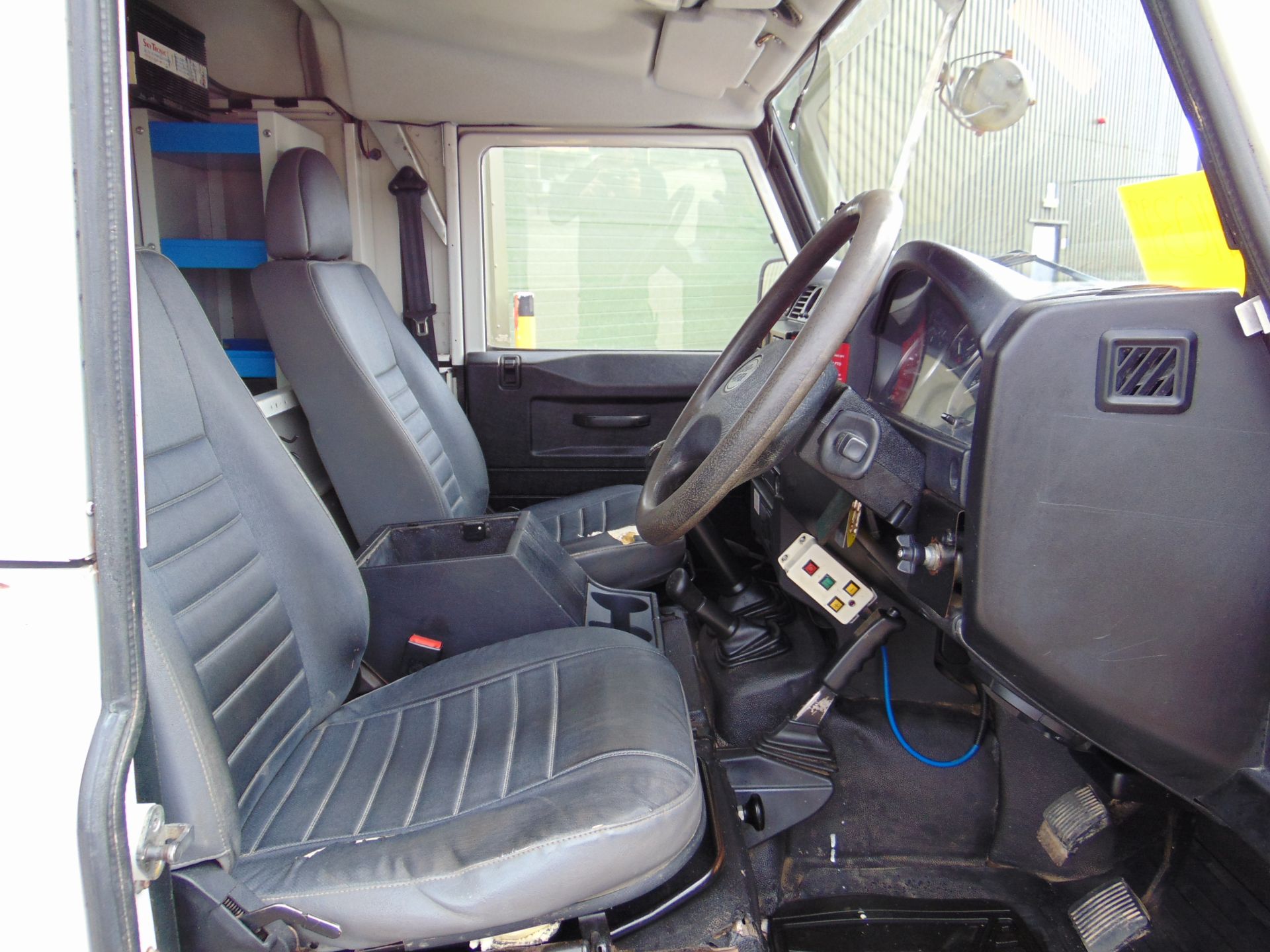 2007 Land Rover Defender 110 Puma hardtop 4x4 Utility vehicle (mobile workshop) with hydraulic winch - Image 21 of 31