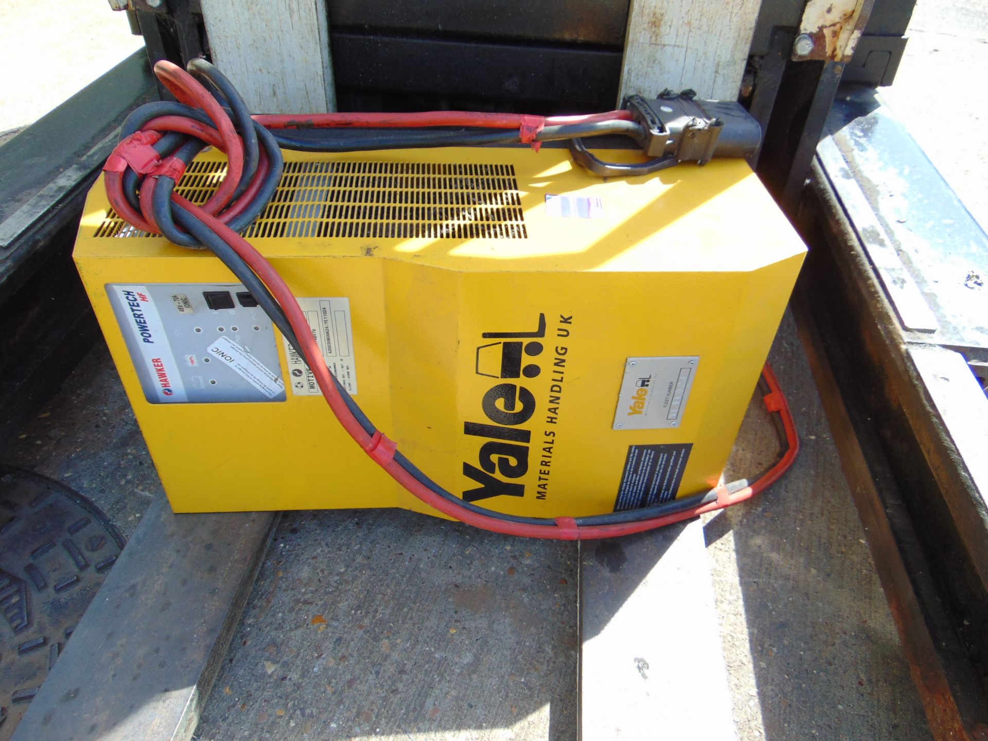 Yale MR16 Electric Reach Fork Lift Truck c/w Battery Charger ONLY 726 HOURS! - Image 5 of 14