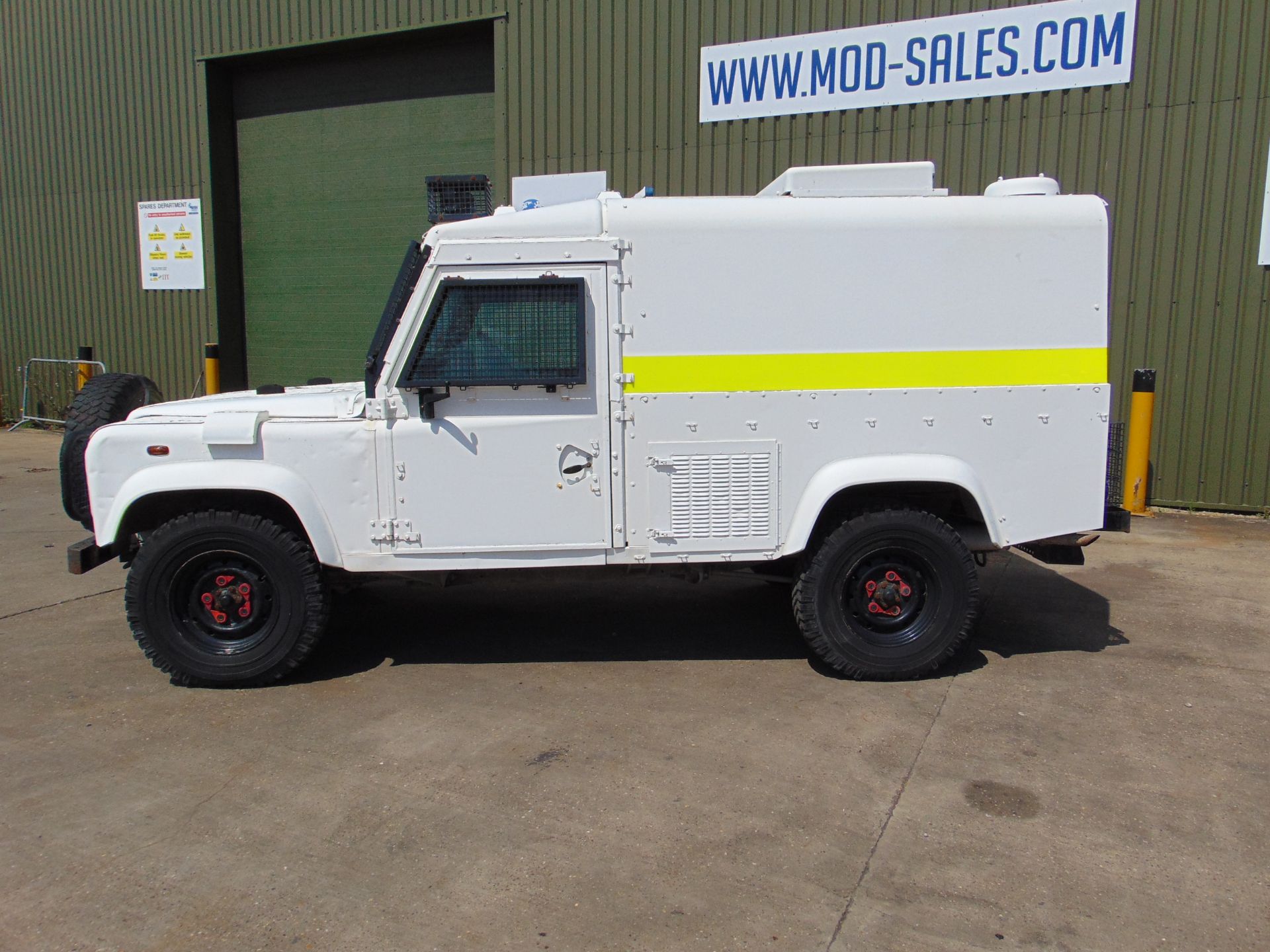 Land Rover Snatch 2A 300TDi 20,000 kms only ! PSNI Spec. - Image 6 of 26