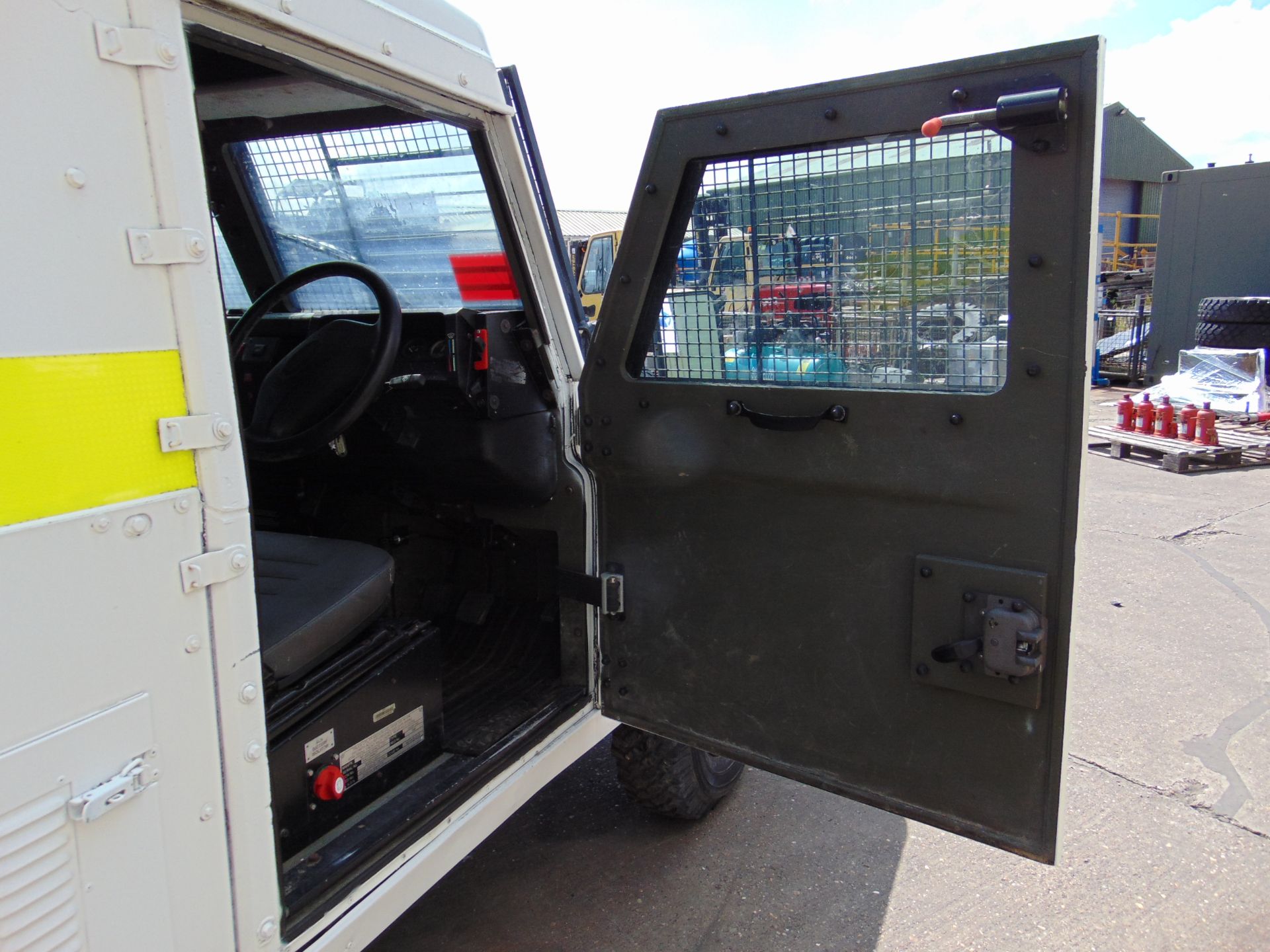 Land Rover Snatch 2A 300TDi 20,000 kms only ! PSNI Spec. - Image 15 of 26