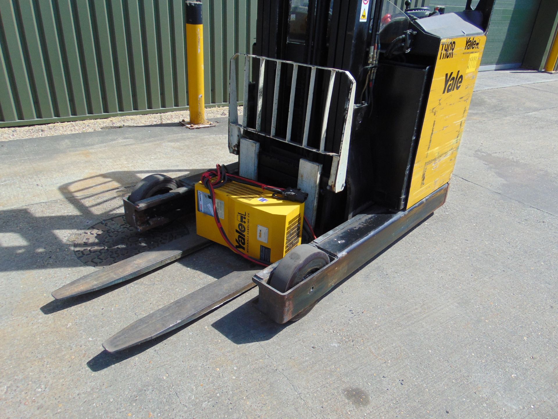 Yale MR16 Electric Reach Fork Lift Truck c/w Battery Charger ONLY 726 HOURS! - Image 3 of 14
