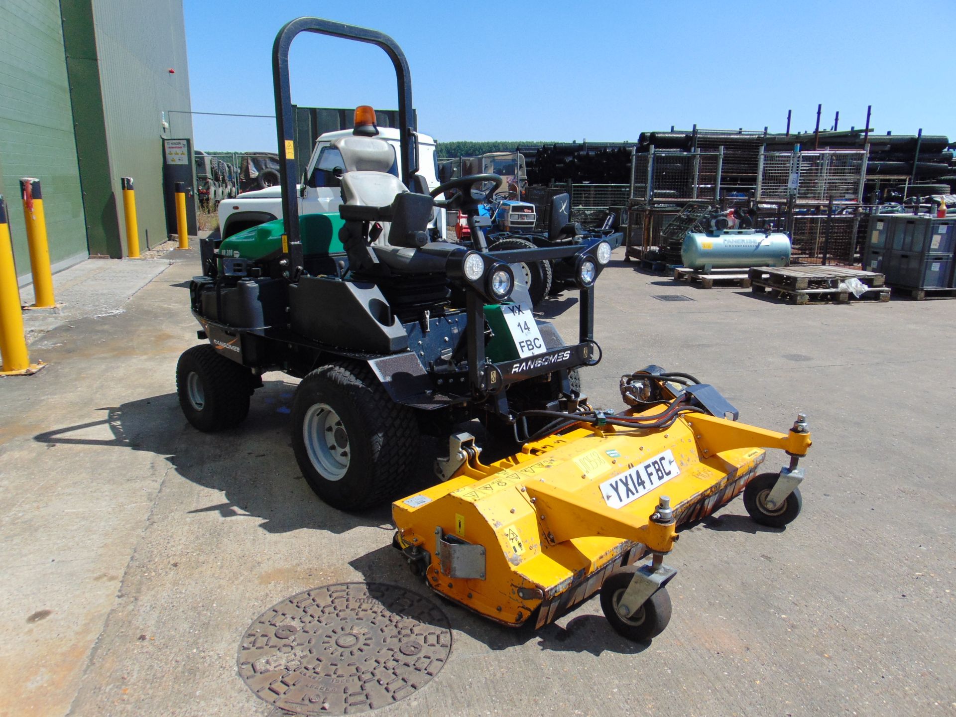 2014 Ransomes 4WD HR300 C/W Muthing Outfront Flail Mower ONLY 2,302 HOURS! - Image 4 of 29