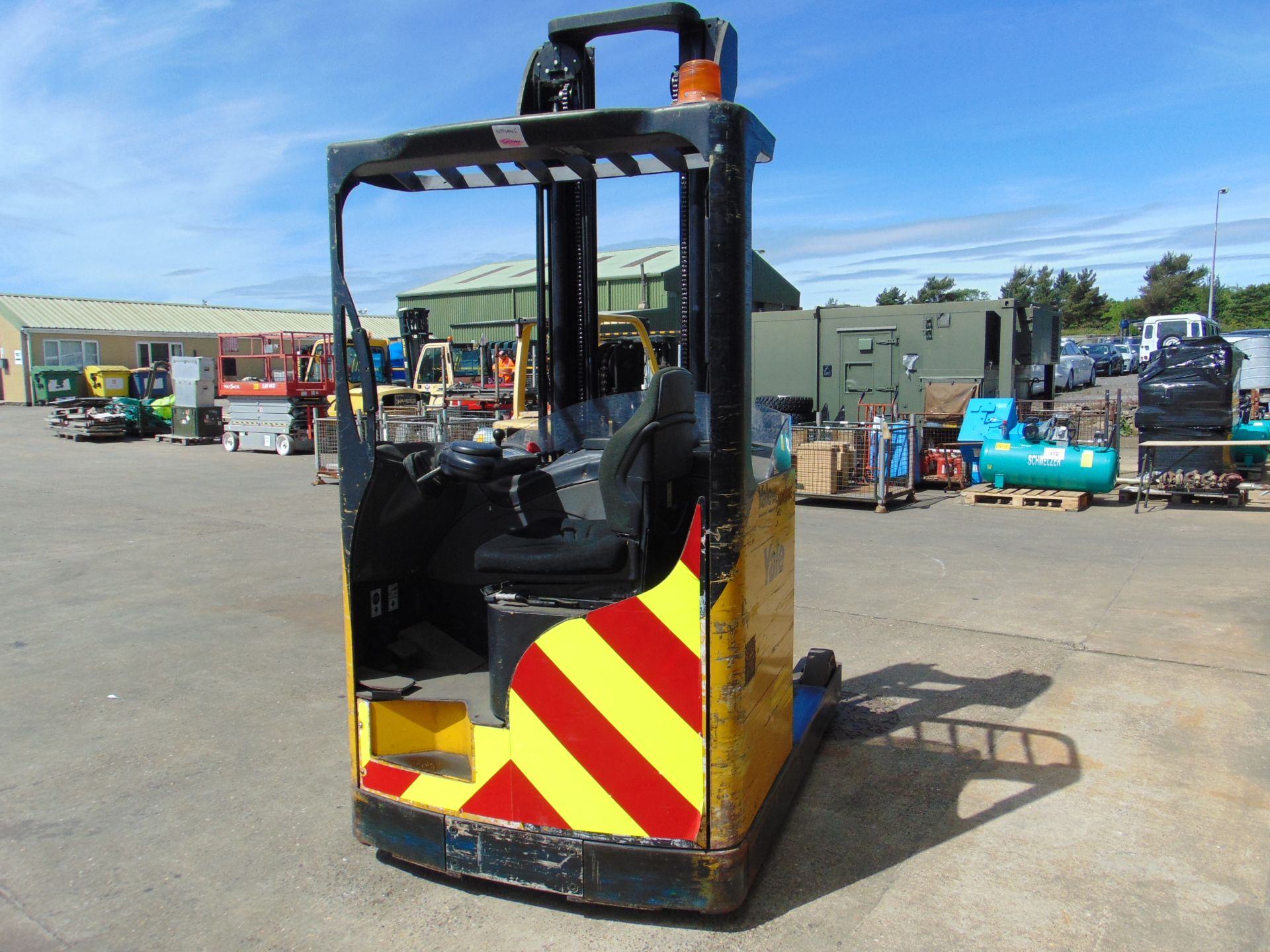 Yale MR16 Electric Reach Fork Lift Truck c/w Battery Charger ONLY 726 HOURS! - Image 2 of 14