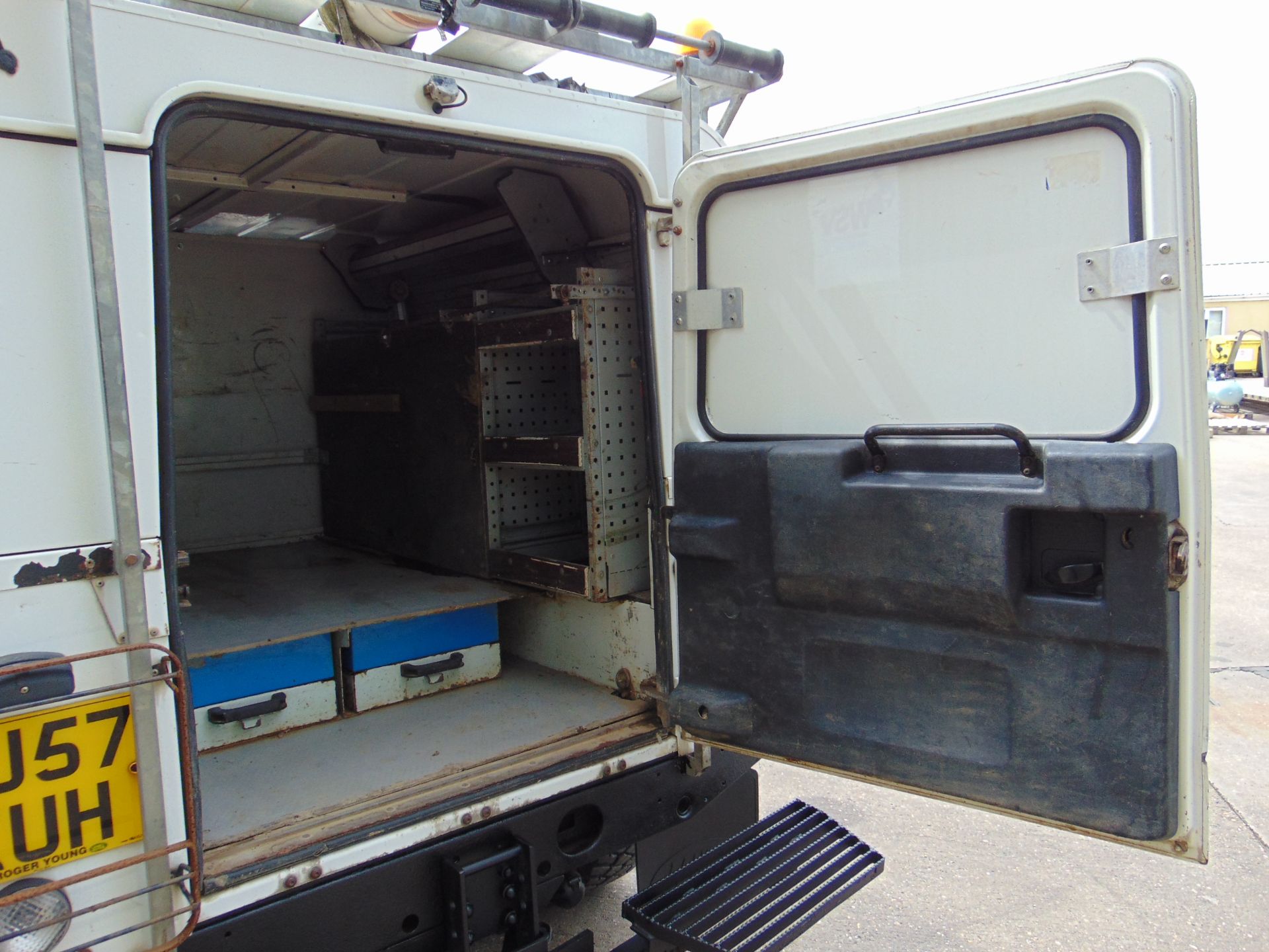 2007 Land Rover Defender 110 Puma hardtop 4x4 Utility vehicle (mobile workshop) with hydraulic winch - Image 18 of 31