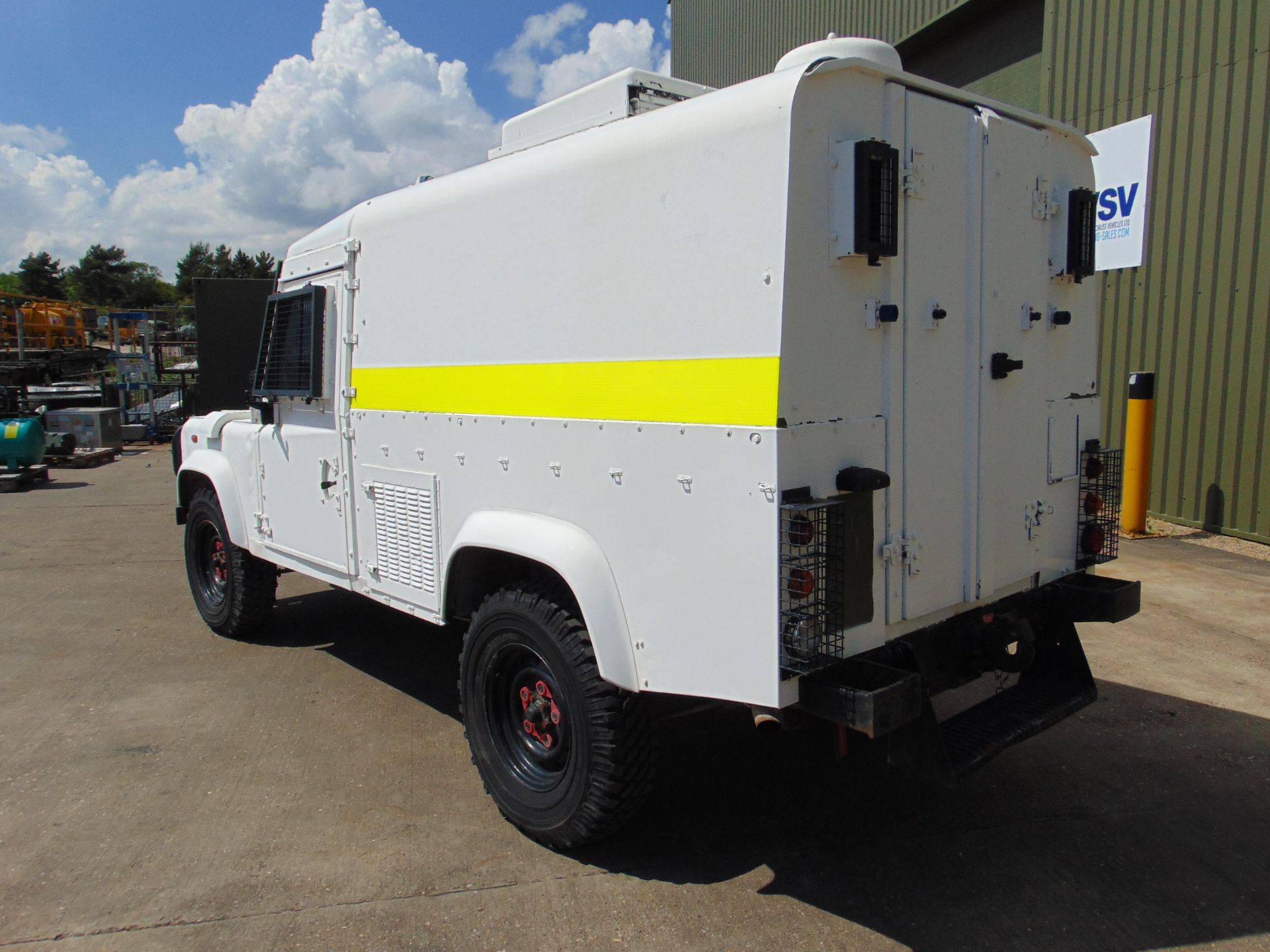 Land Rover Snatch 2A 300TDi 20,000 kms only ! PSNI Spec. - Image 7 of 26