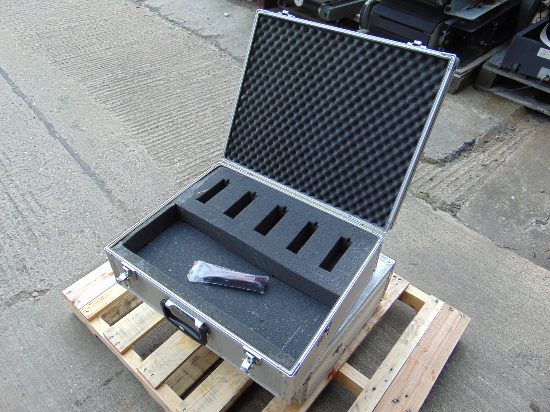 2 x Metal Equipment Transit / Flight Cases with Keys - Image 4 of 5