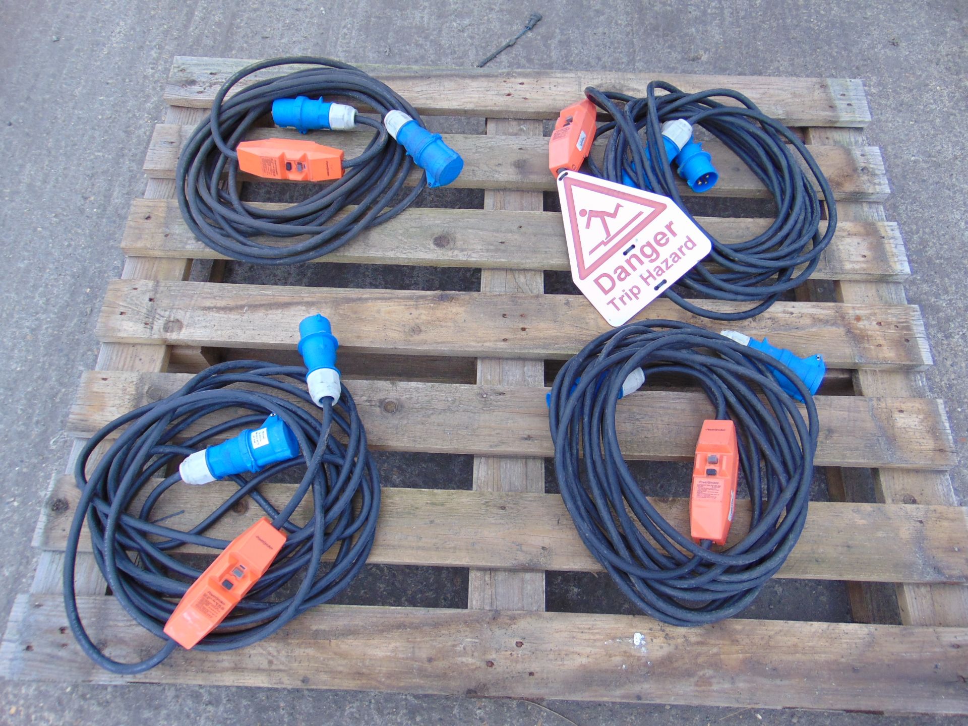 4 x Electric Cable Assys C/W Plugs & Heavy Duty In Line PowerBreakers