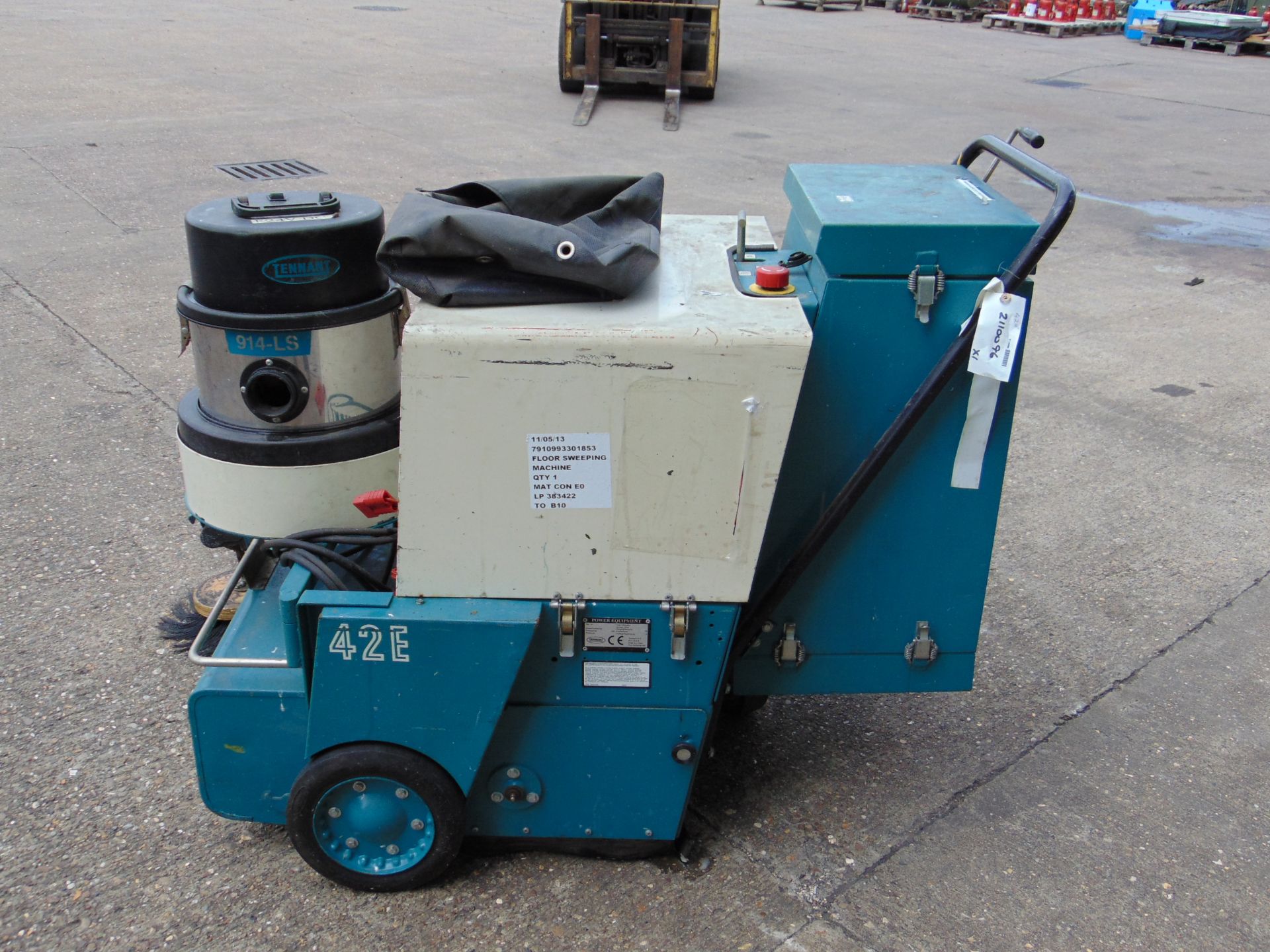 Tennant 42E Walk Behind Electric Sweeper - Image 4 of 14