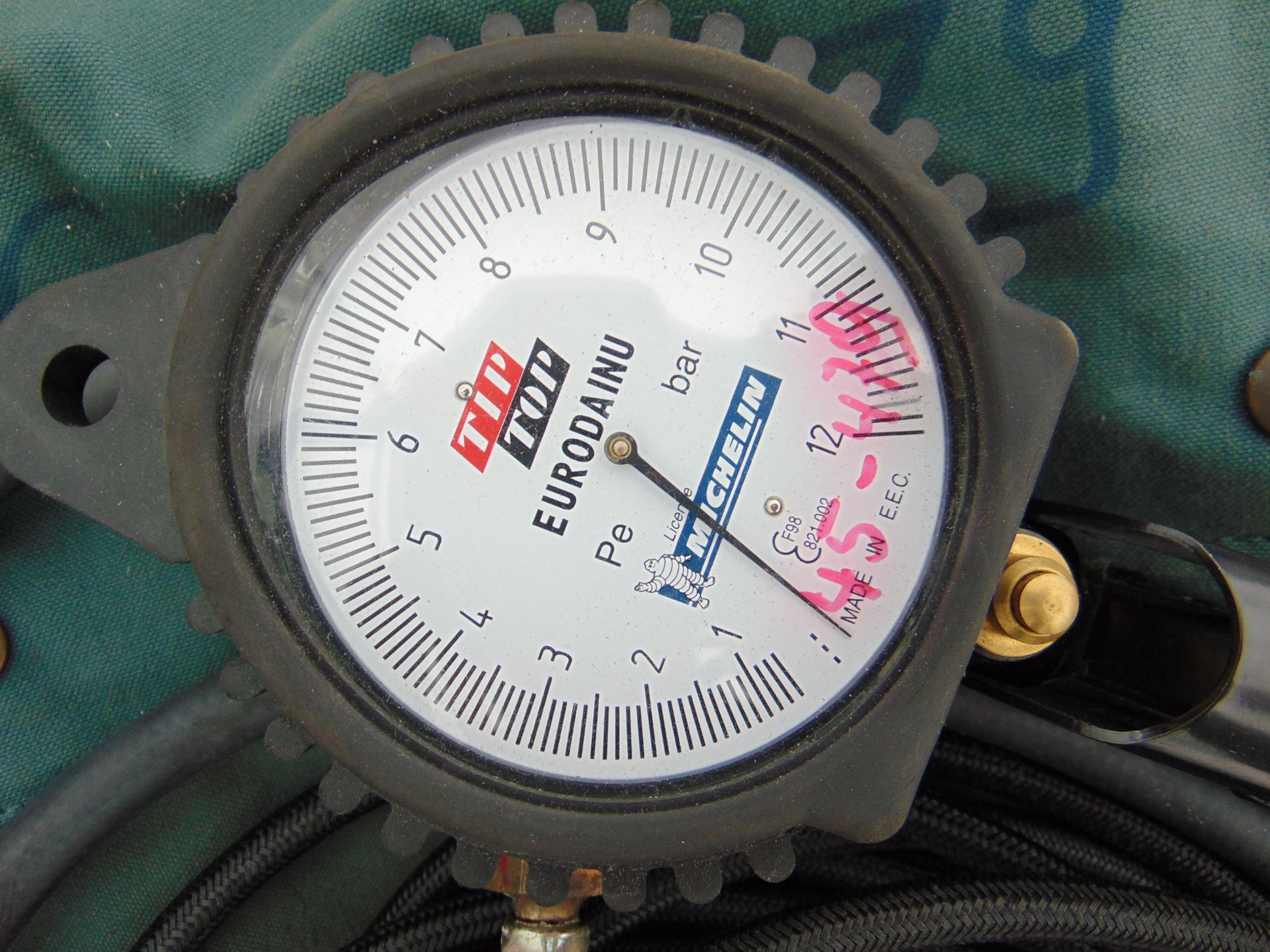 Michelin Approved Professional Tyre Inflator Air Line C/W Inflation Gauge and Carry Bag - Image 2 of 4