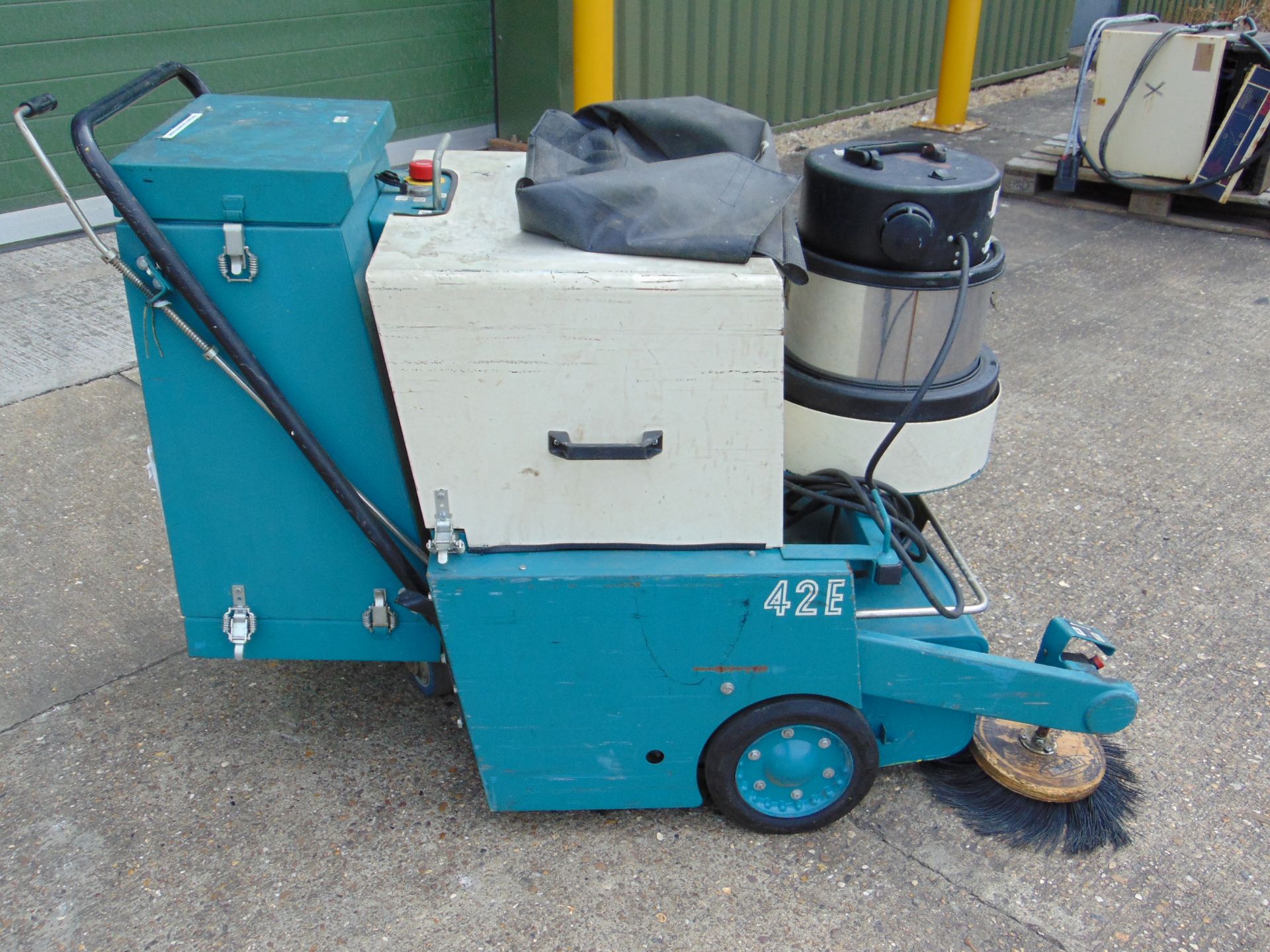 Tennant 42E Walk Behind Electric Sweeper - Image 8 of 14