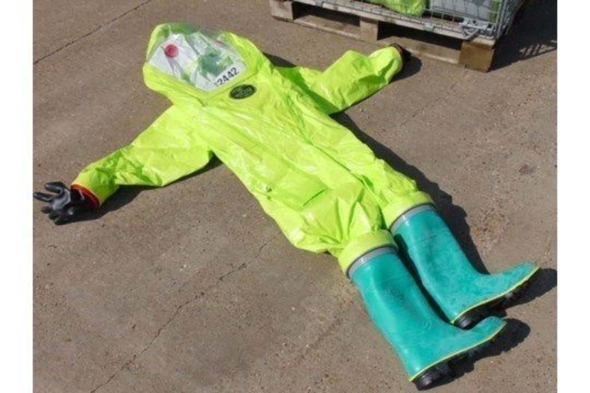 10x UNISSUED RESPIREX TYCHEM TK GAS-TIGHT HAZMAT SUIT TYPE 1A WITH ATTACHED BOOTS AND GLOVES - Image 5 of 11