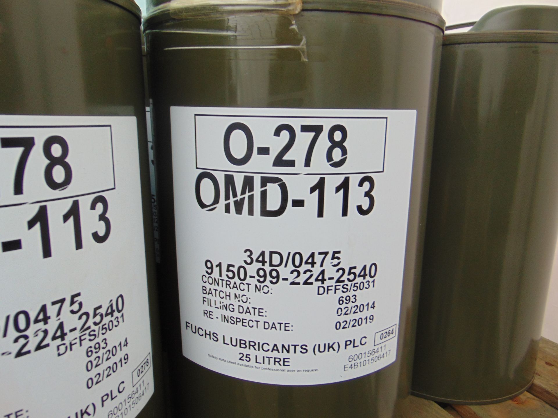 16 25 LITRE DRUMS OF UNISSUED OMD-113 VEHICLE LUBRICATING OIL - Image 2 of 3
