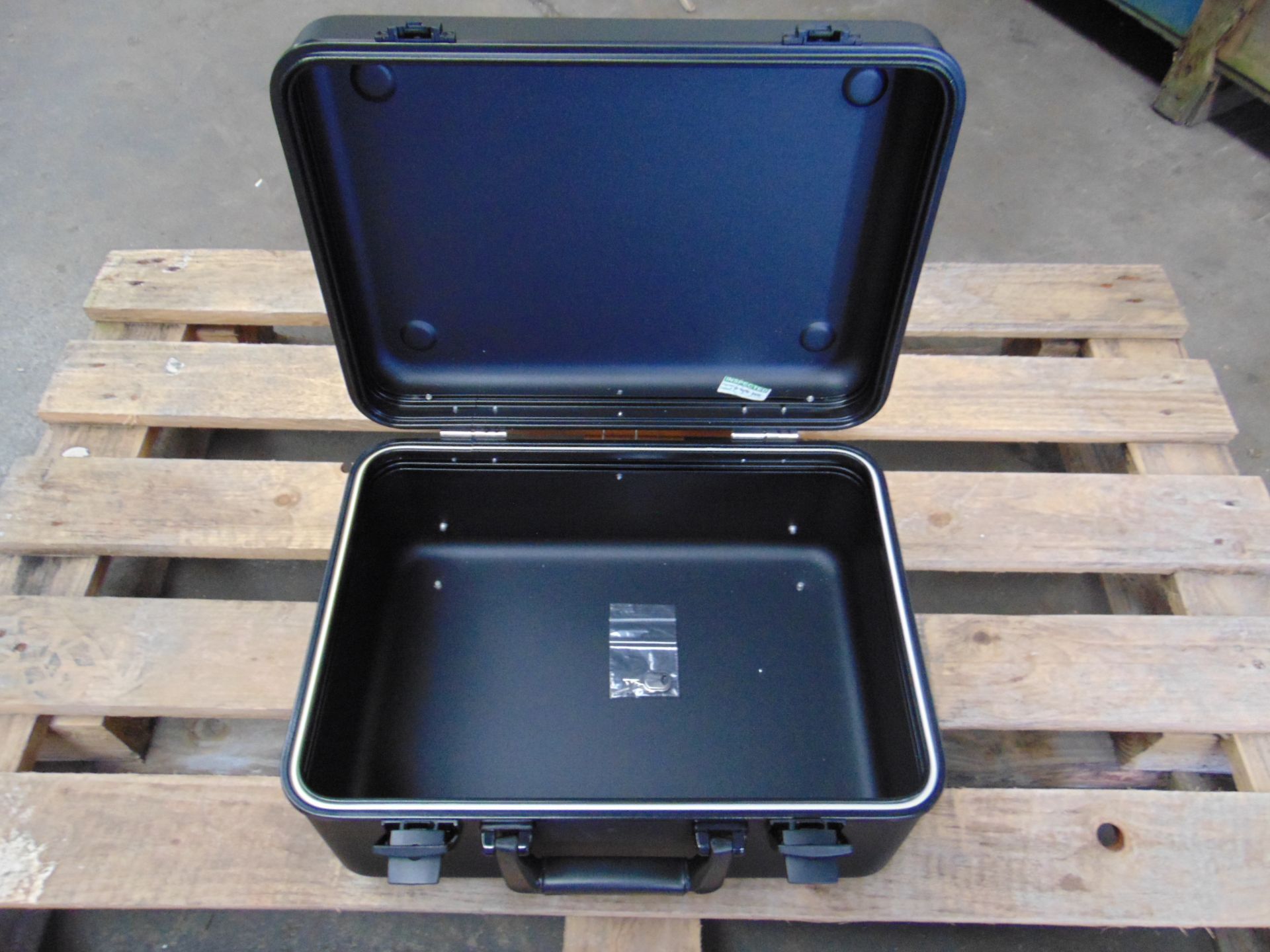 Zero Cases High Quality 40 x 30 x 22 cms lockable aluminium case - Image 3 of 5