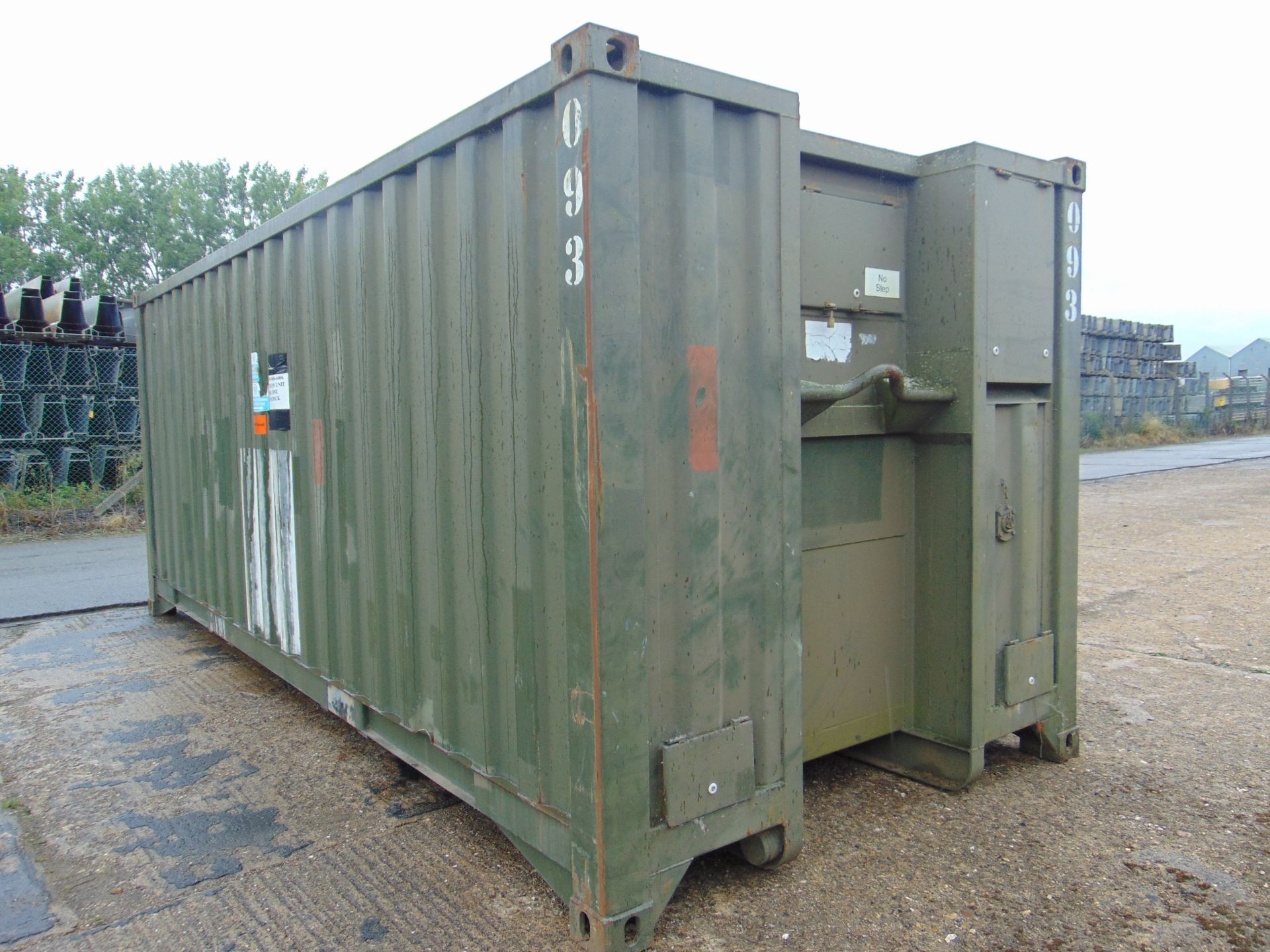 DEMOUNTABLE FRONT LINE ABLUTION UNIT IN 20FT CONTAINER WITH HOOK LOADER, TWIST LOCKS ETC. - Bild 3 aus 18