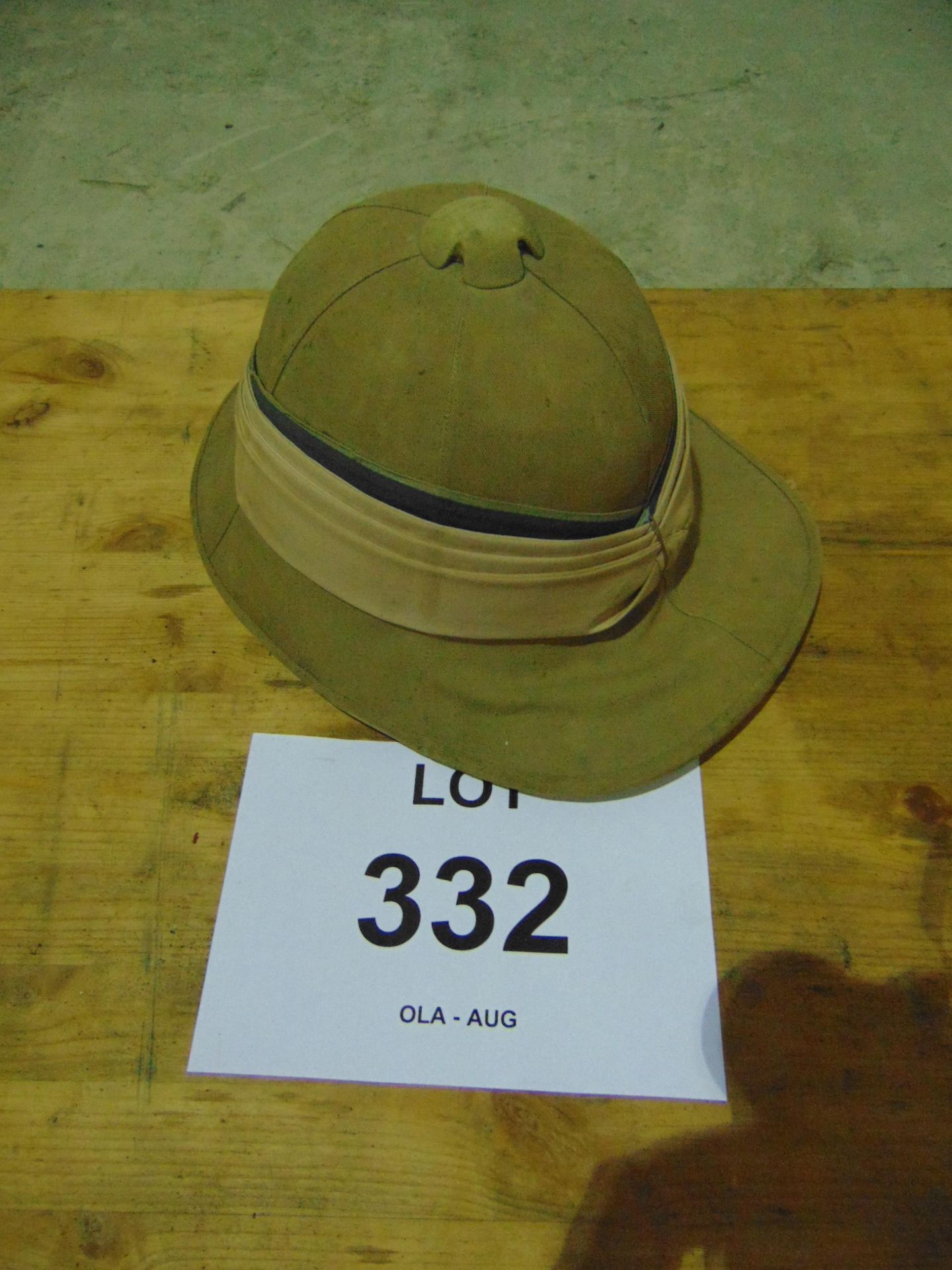 ORIGINAL PITH HELMET IN TRANSIT CASE GIEVE MATHEWS AND SEAGRAVE LTD. - Image 4 of 8