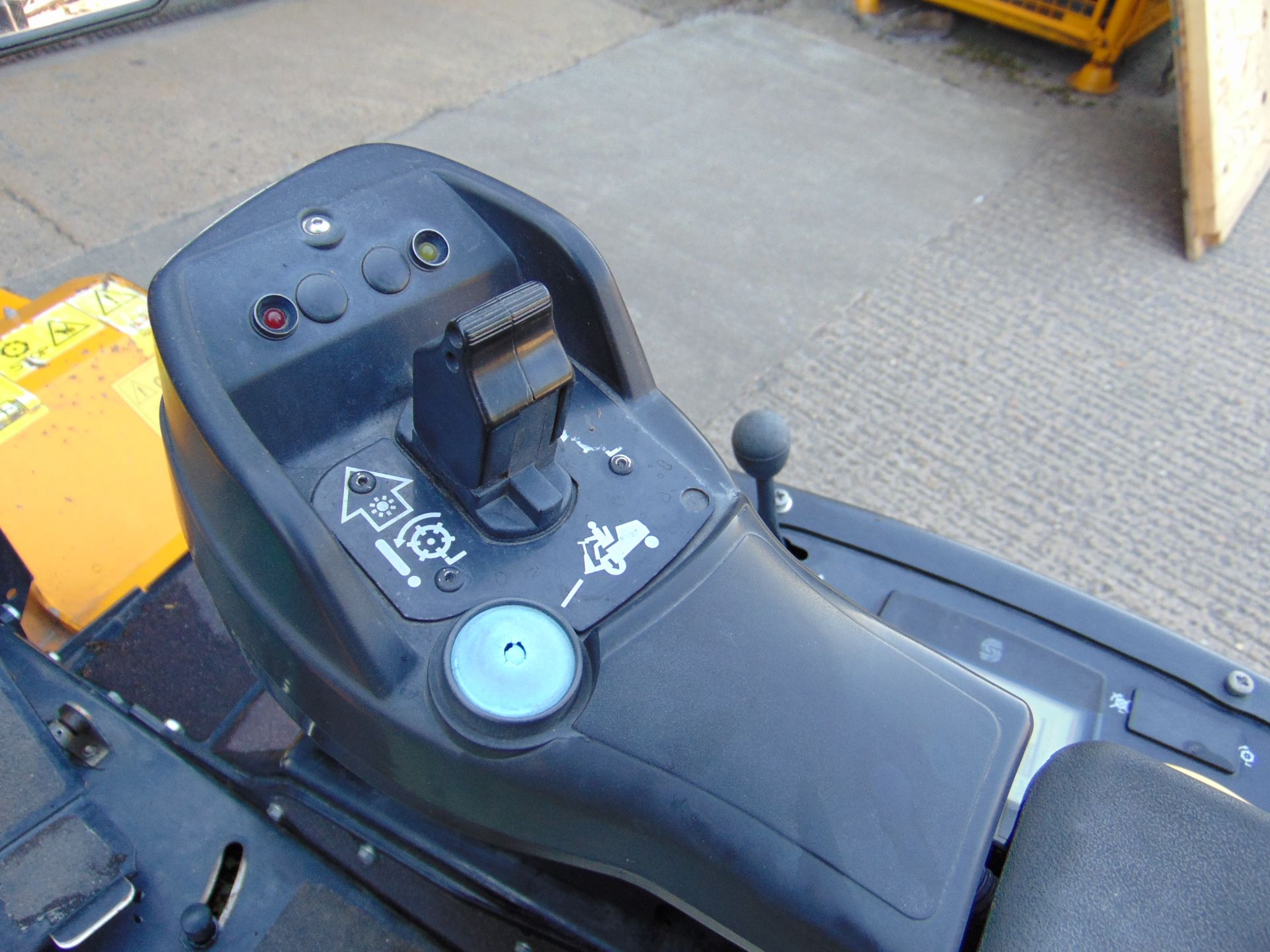 2014 Ransomes HR300 C/W Muthing Outfront Flail Mower ONLY 2331 hrs! - Image 12 of 23