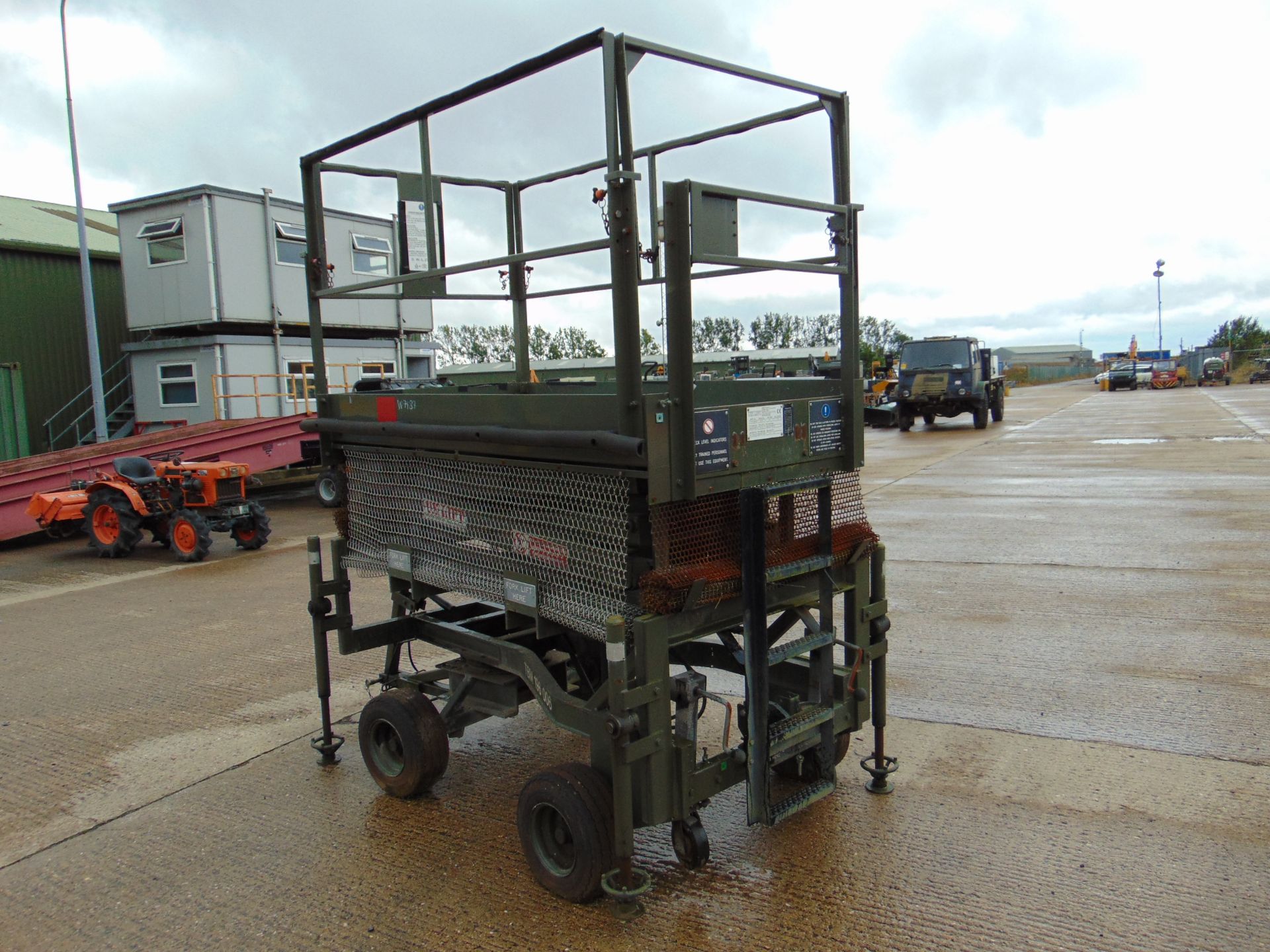 RAF Maintenance Unit UK Lift Hydraulic Access Platform SWL 272 Kgs - Image 4 of 12