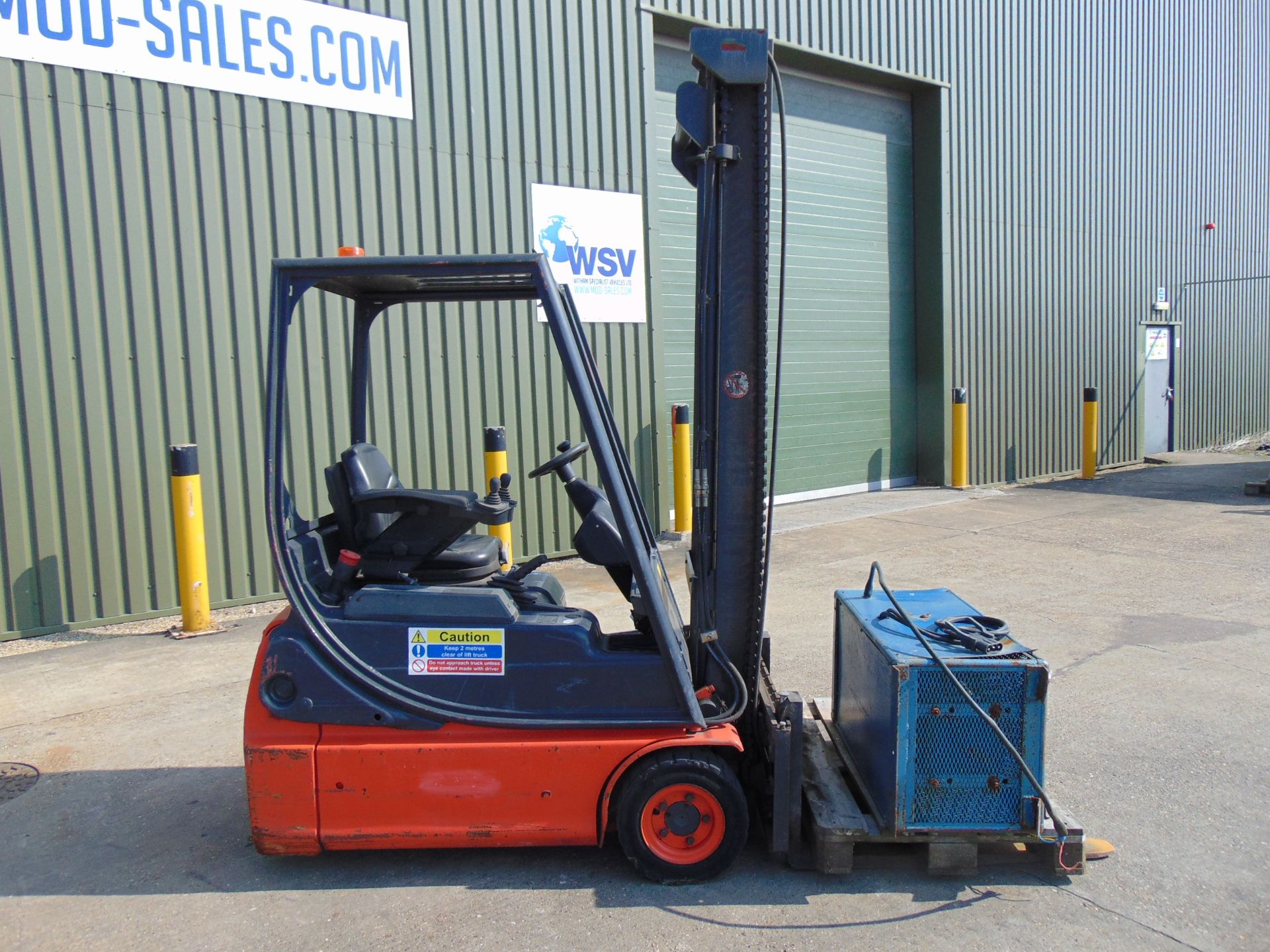 Linde E14-02 Electric 3 Wheel Counterbalance Forklift c/w Charger - Image 6 of 17