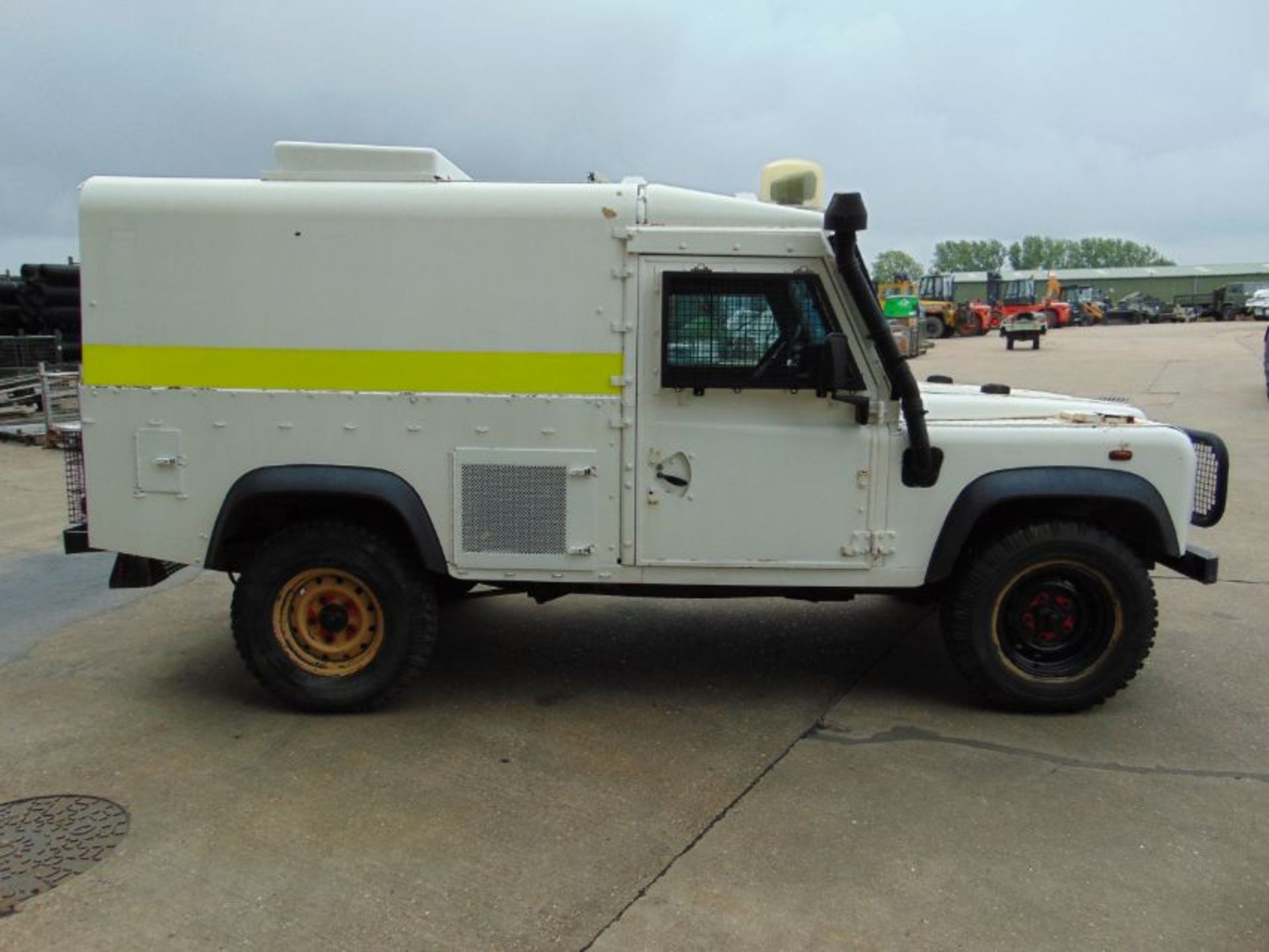 Land Rover Snatch 2A 300TDi - Image 5 of 30