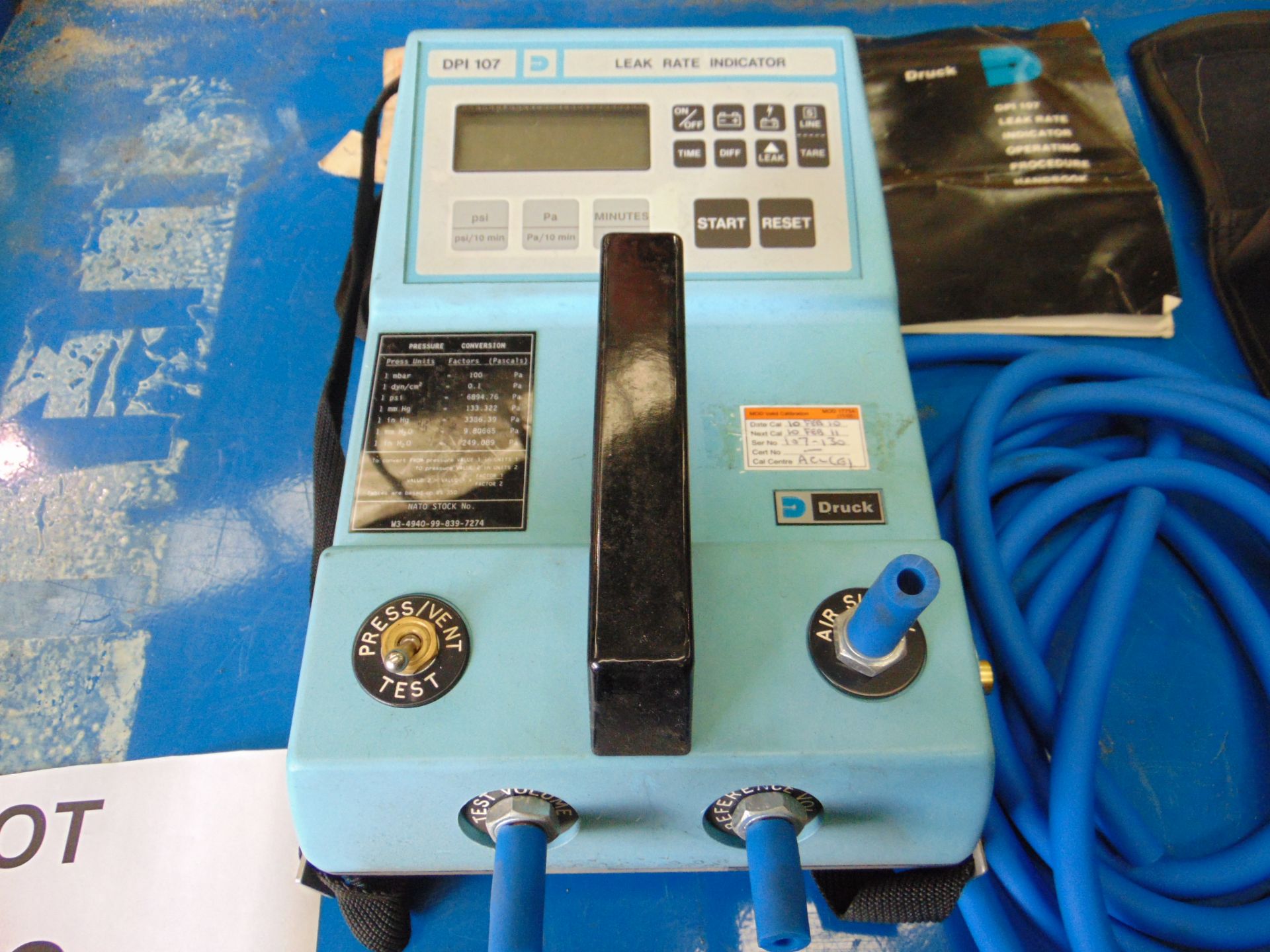 DRUCK MODEL DPI107 LEAK RATE INDICATOR C/W INSTRUCTIONS AND ACCESSORIES AS SHOWN - Image 2 of 5