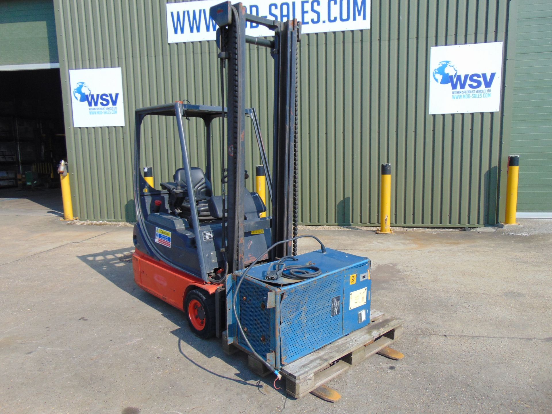 Linde E14-02 Electric 3 Wheel Counterbalance Forklift c/w Charger - Image 2 of 17