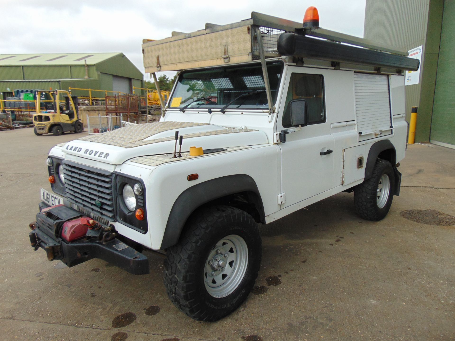 2011 Land Rover Defender 110 Puma hardtop 4x4 Utility vehicle (mobile workshop) - Image 4 of 33