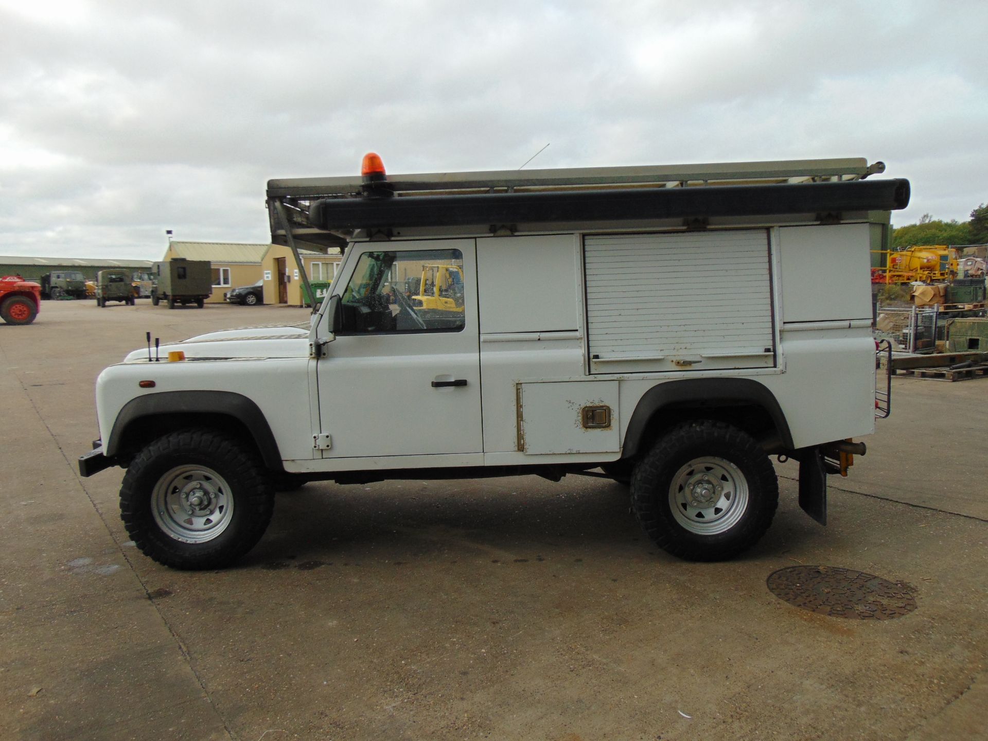 2011 Land Rover Defender 110 Puma hardtop 4x4 Utility vehicle (mobile workshop) - Image 5 of 33