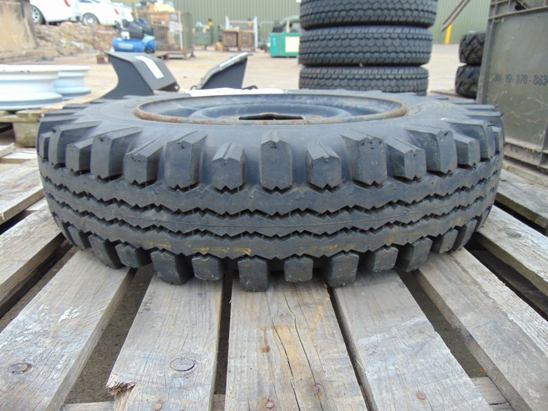 The Holy Grail of Tyres, 1 x Avon Traction Mileage 6.50 x 16 8 Ply Tyre complete with 5 stud rim - Bild 2 aus 6